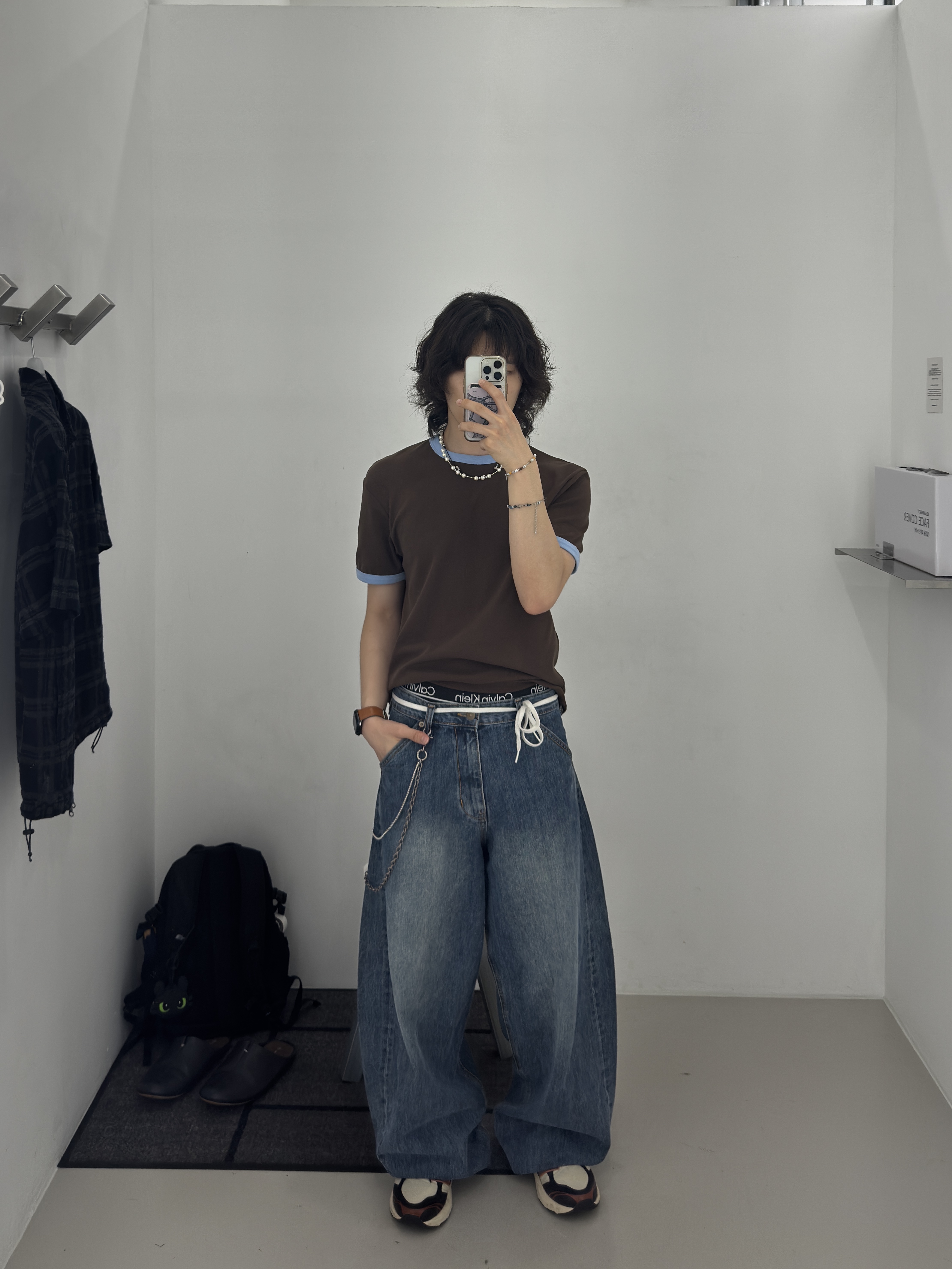 Hatchingroom Wide Curve Jeans Washed Blue, Zara Basic Contrast Rib T-Shirt Brown 착용 스타일 - 1