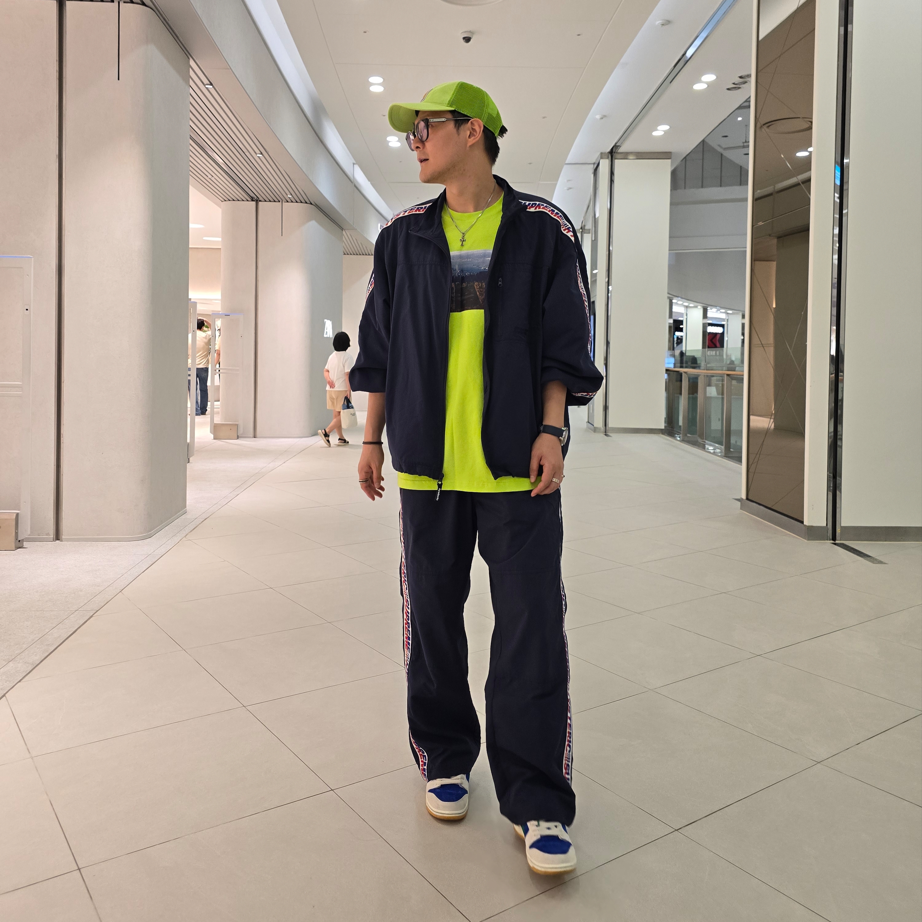 Supreme x Nike ACG Grid T-Shirt Green - 22FW, Supreme x Hysteric Glamour Track Pant Navy - 24FW 착용 스타일 - 2
