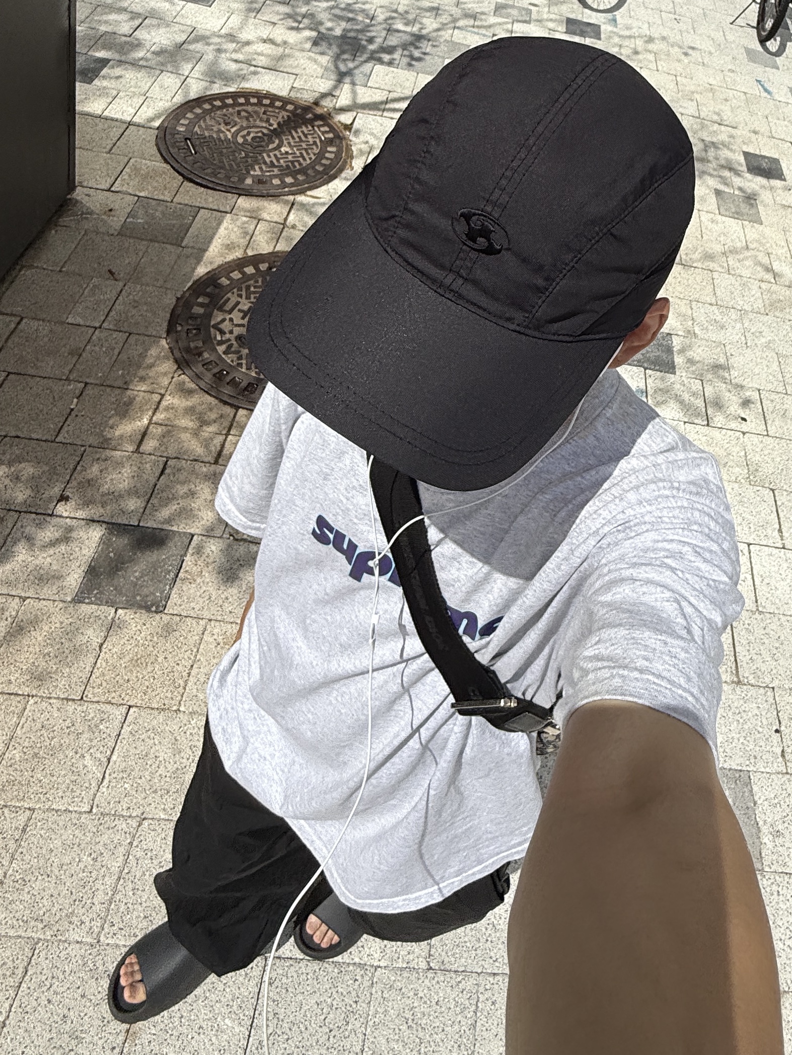 Adidas Yeezy Slide Onyx, Supreme Pinline T-Shirt Ash Grey - 24SS 착용 스타일 - 4