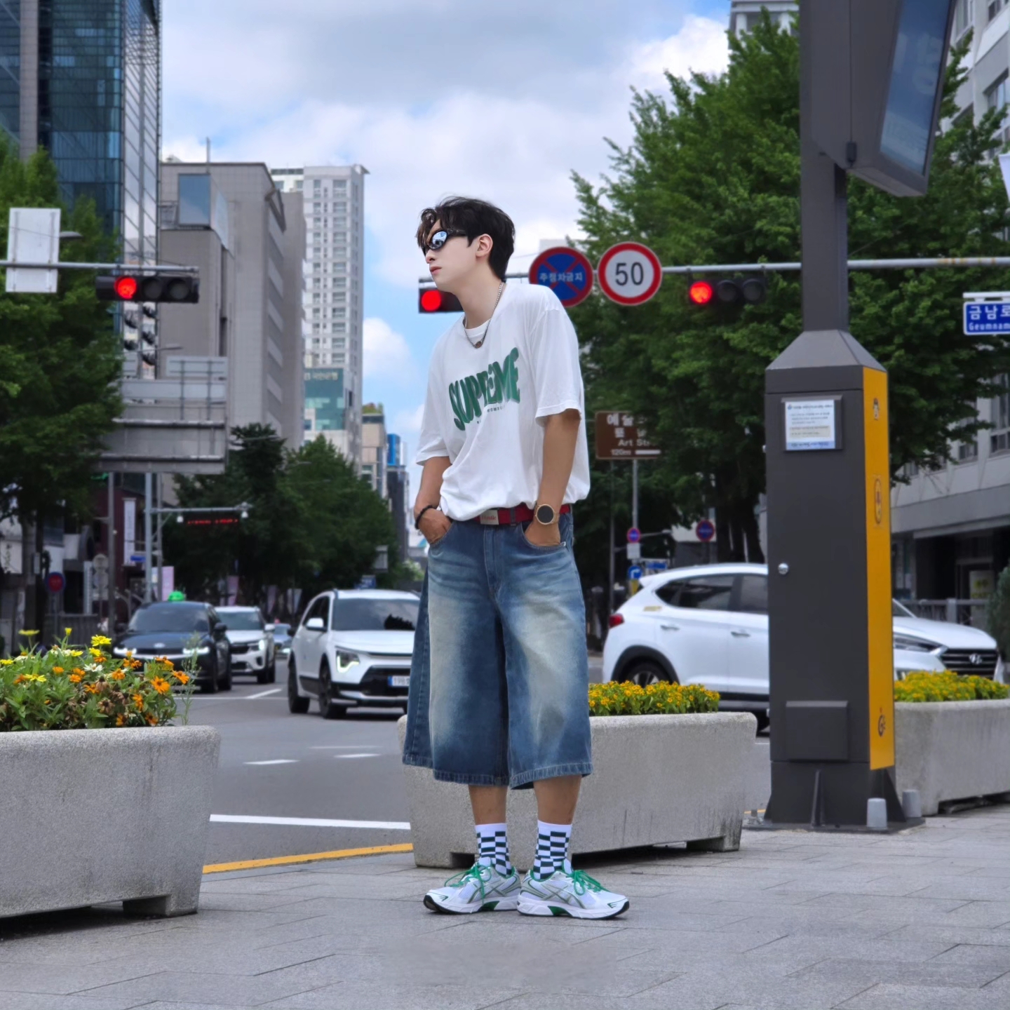 Supreme Flocked Washed S/S Top White - 25SS, True Religion Hustle Webbing Belt Red 착용 스타일 - 3