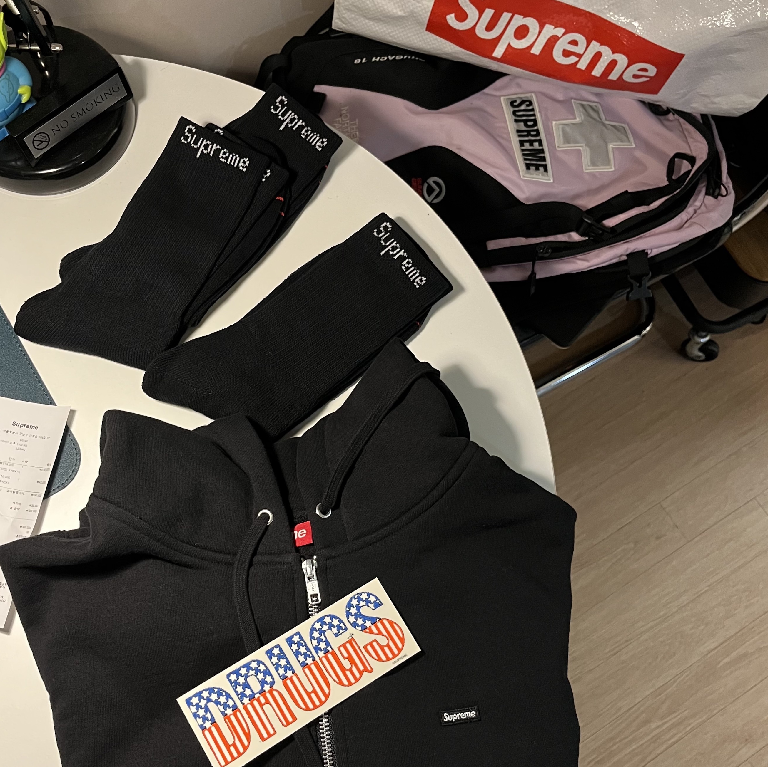 Supreme x The North Face Summit Series Rescue Chugach 16 Backpack Light Purple - 22SS, Supreme Hanes Crew Socks Black (4 Pack) μ°©μ© μ€νμΌ - 2