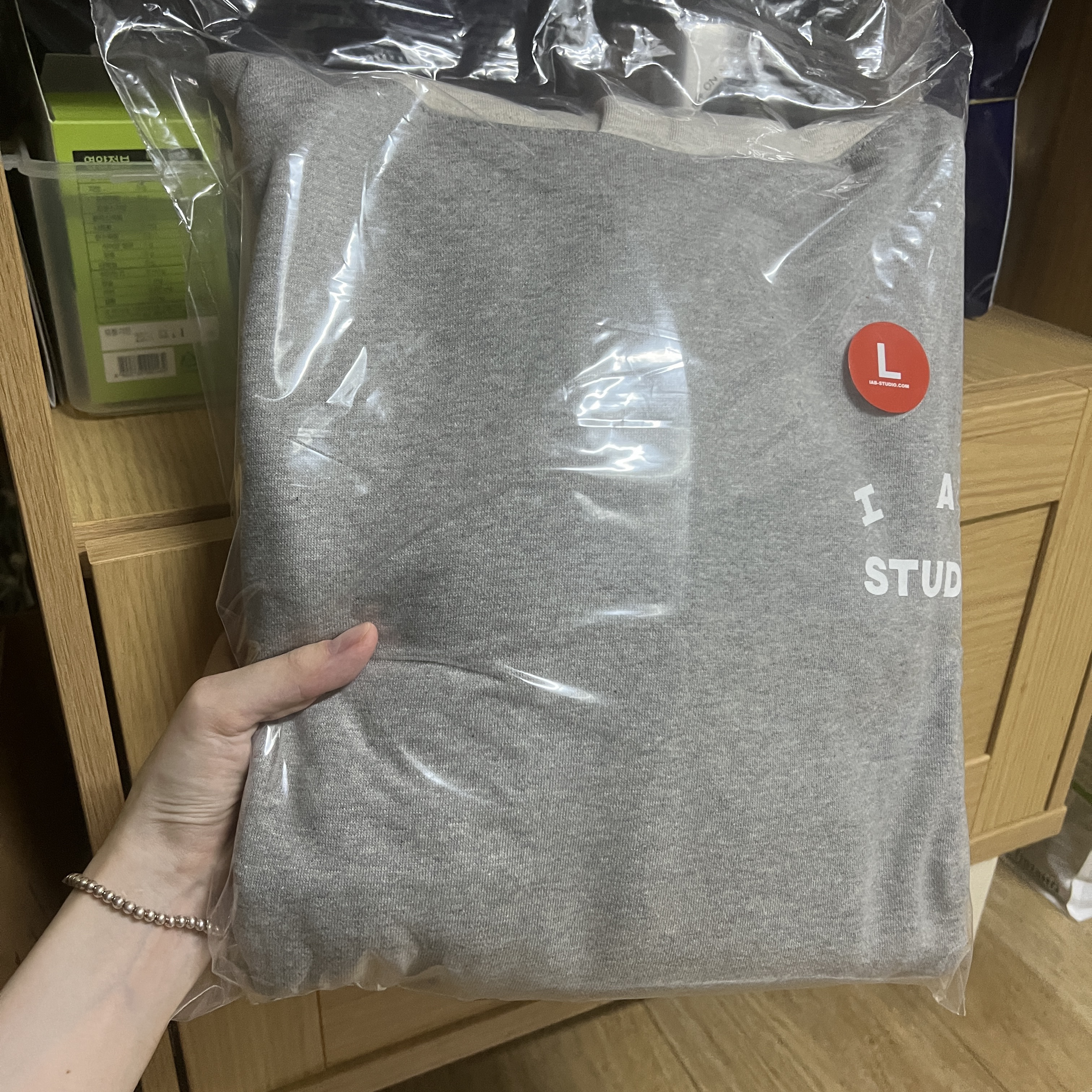 IAB Studio Hoodie Dual Gray 착용 스타일