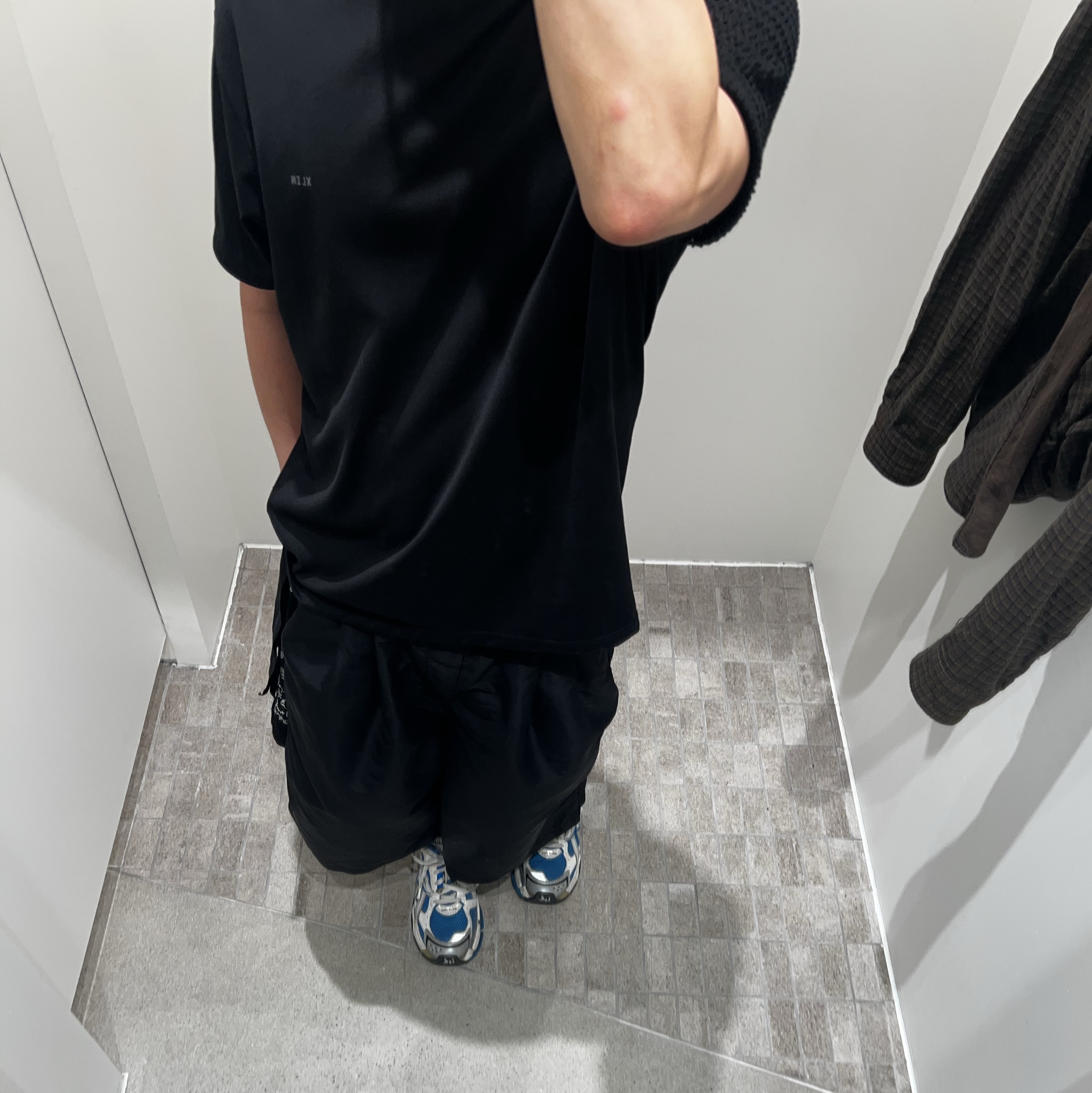 Balenciaga Runner Sneakers Blue White, MJD x Koin Seoul Two Tuck Re-Nylon Wide Carpenter Bermuda Pants Black 착용 스타일 - 1