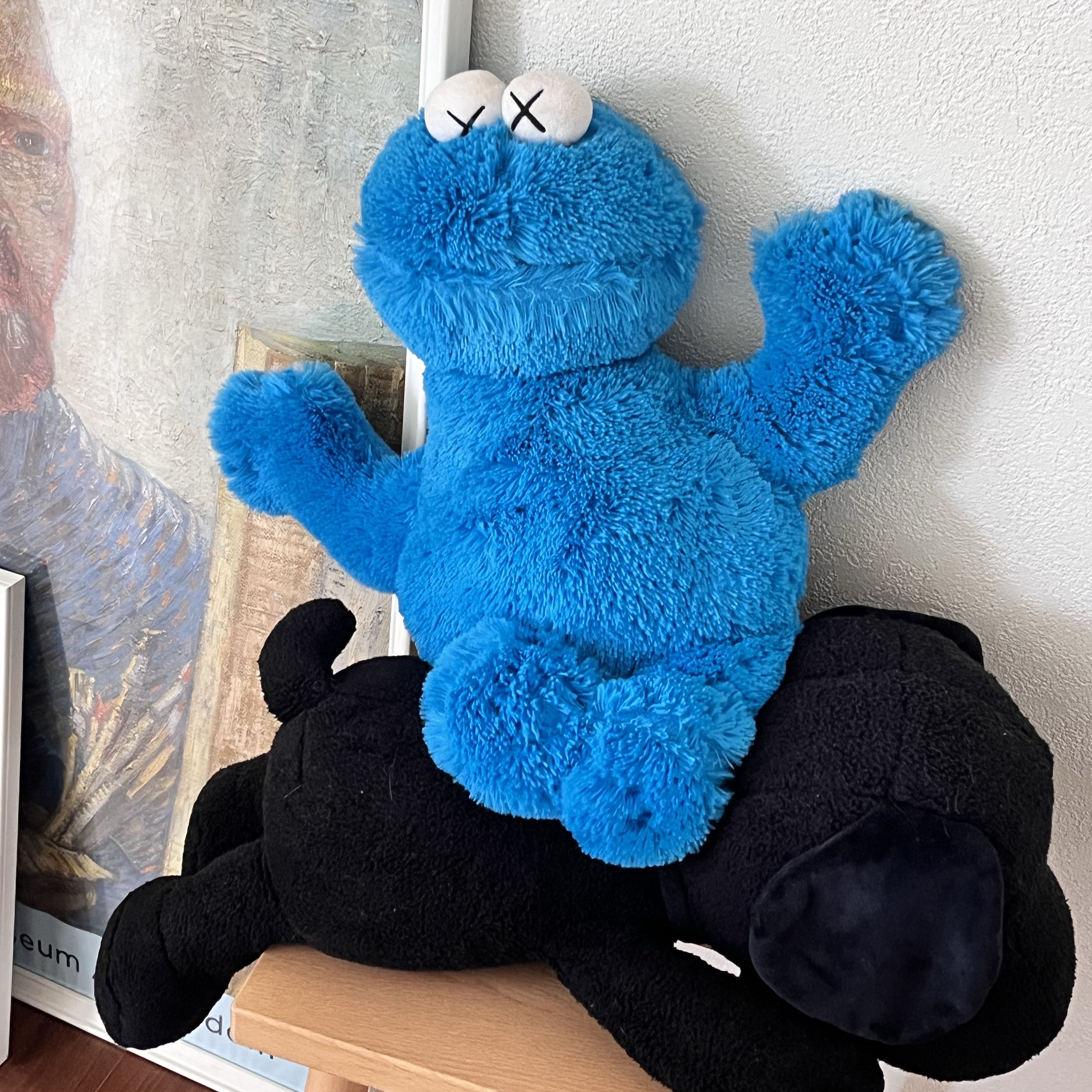 Uniqlo x Kaws Sesame Street Cookie Monster Plush Toy Blue 착용 스타일 - 2