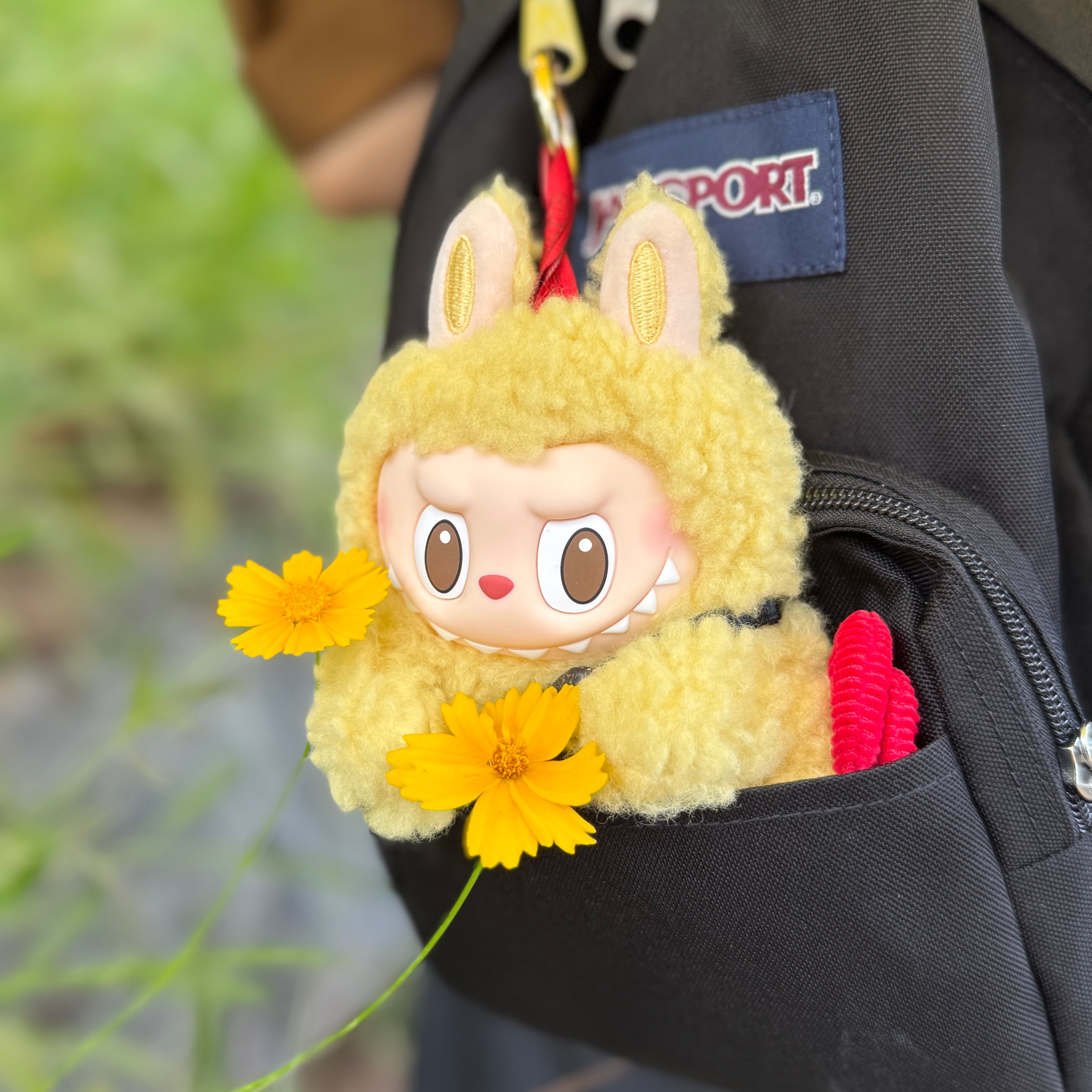 Pop Mart Labubu The Monsters Wacky Mart Series Earphone Case 착용 스타일