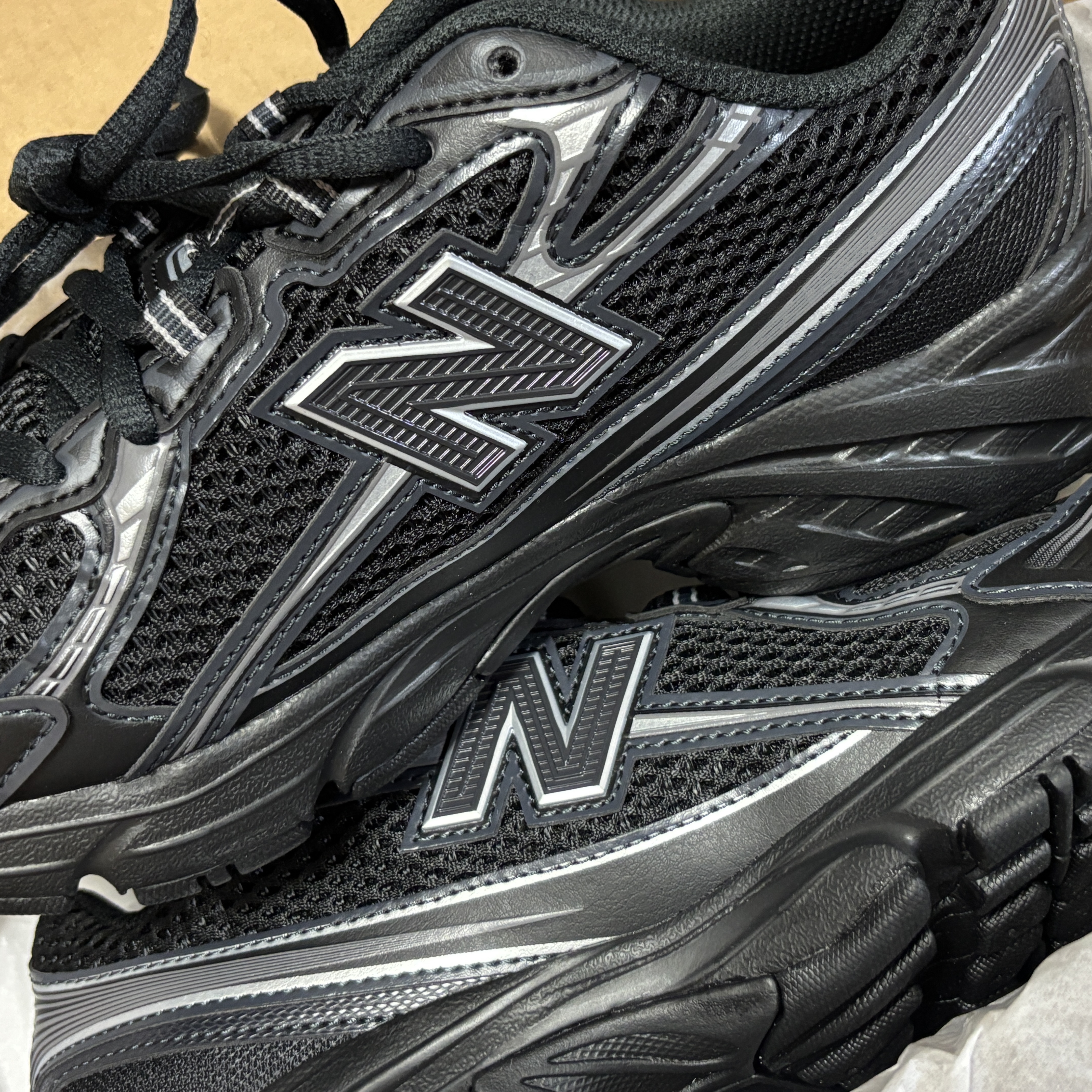 New Balance 740v2 Black Silver Metallic 착용 스타일