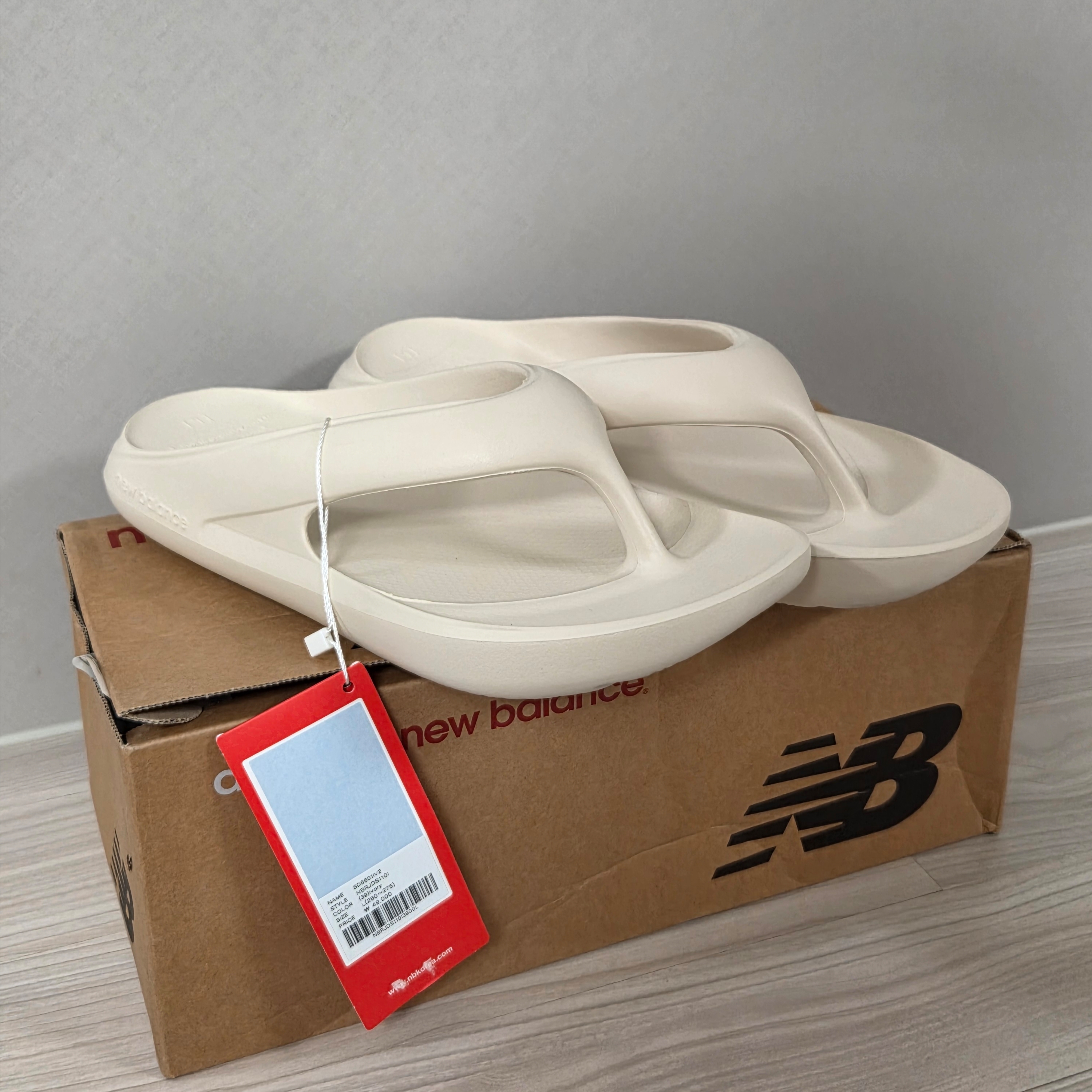 New Balance Flip Flop Ivory 착용 스타일
