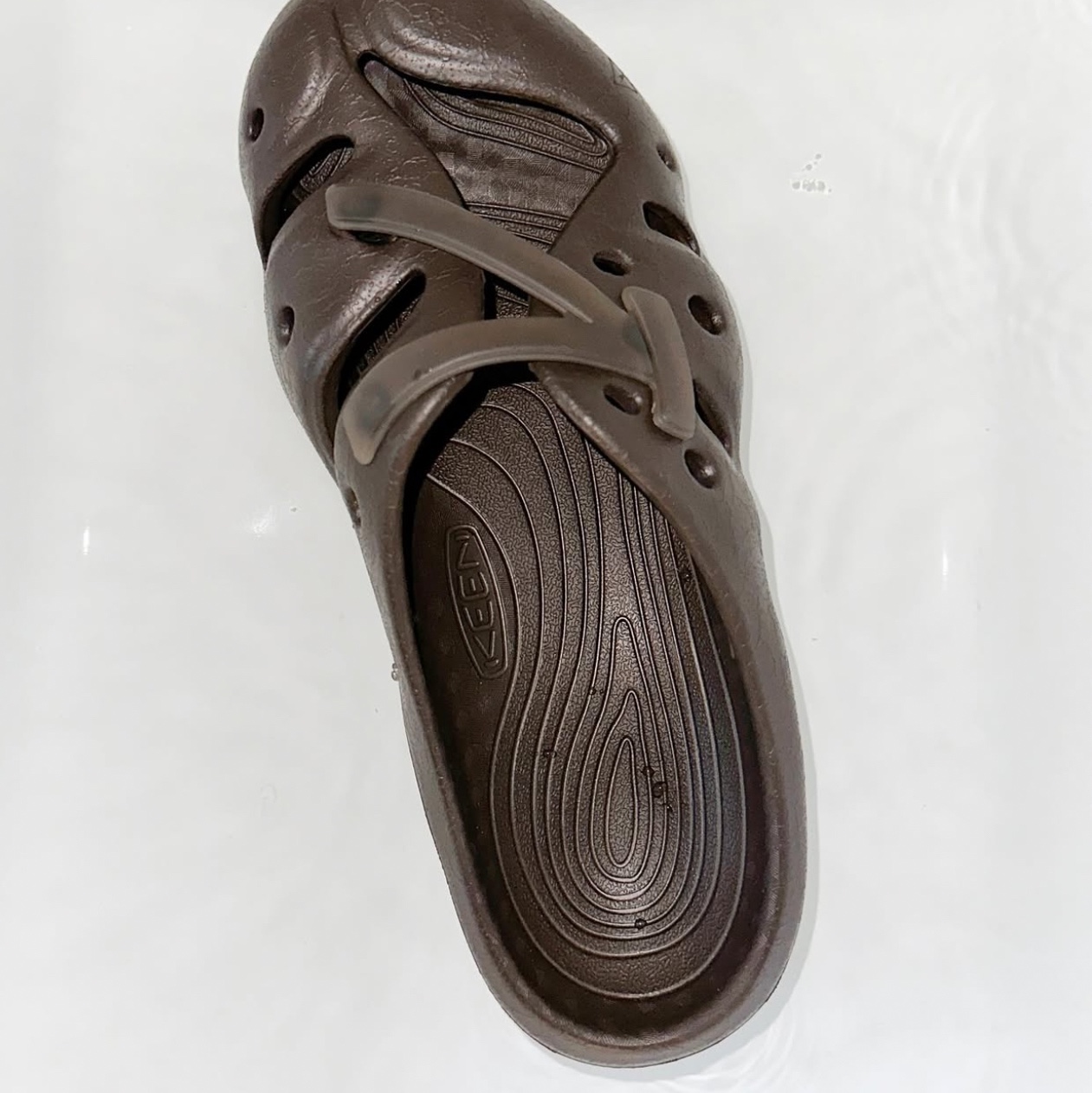 Keen X Pilgrim Surf Supply Yogeez Sildes All Gender Chocolate Brown/Whisper White 착용 스타일