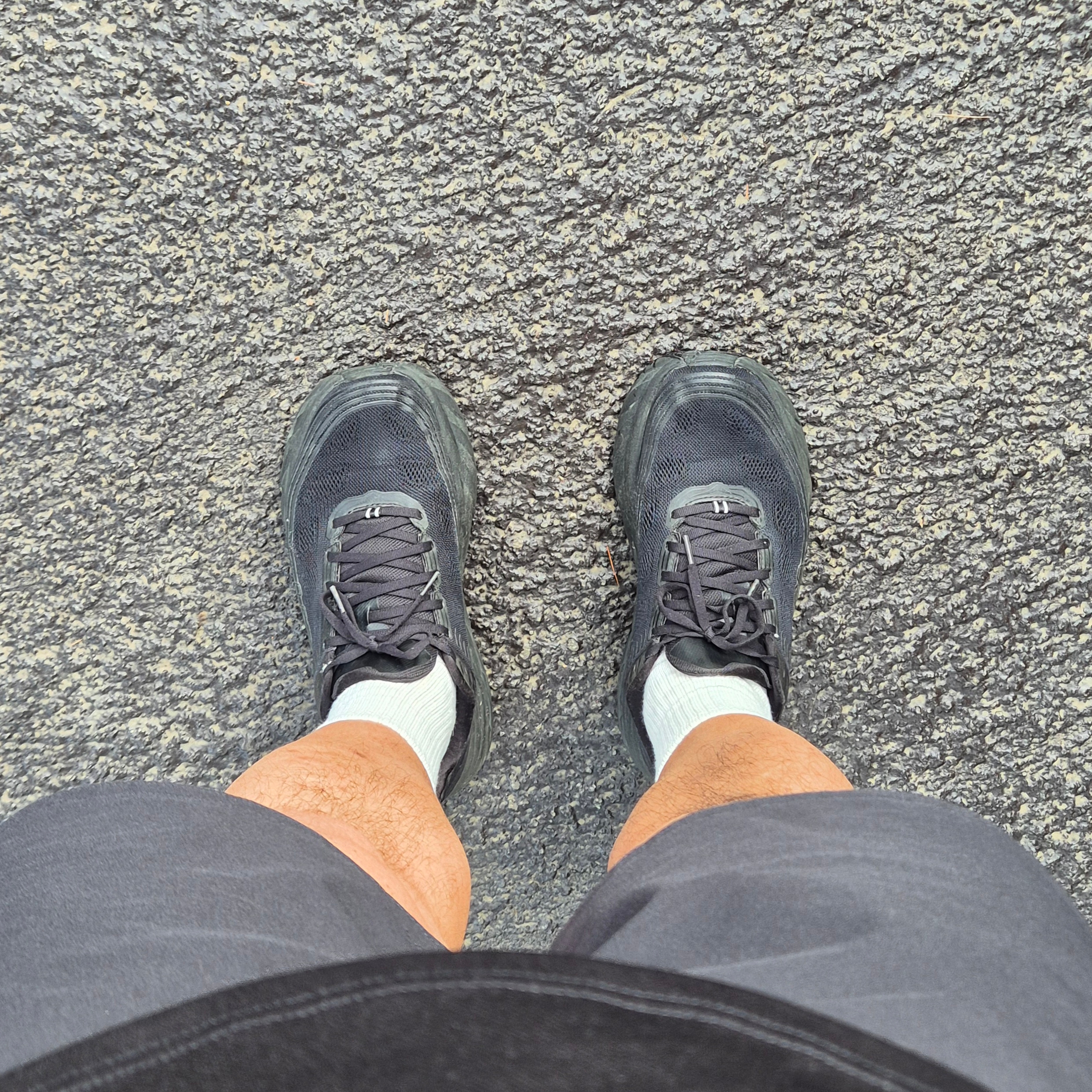 Hoka Bondi 6 Black - Wide, Casio G-Shock GA-2100-1A1 착용 스타일