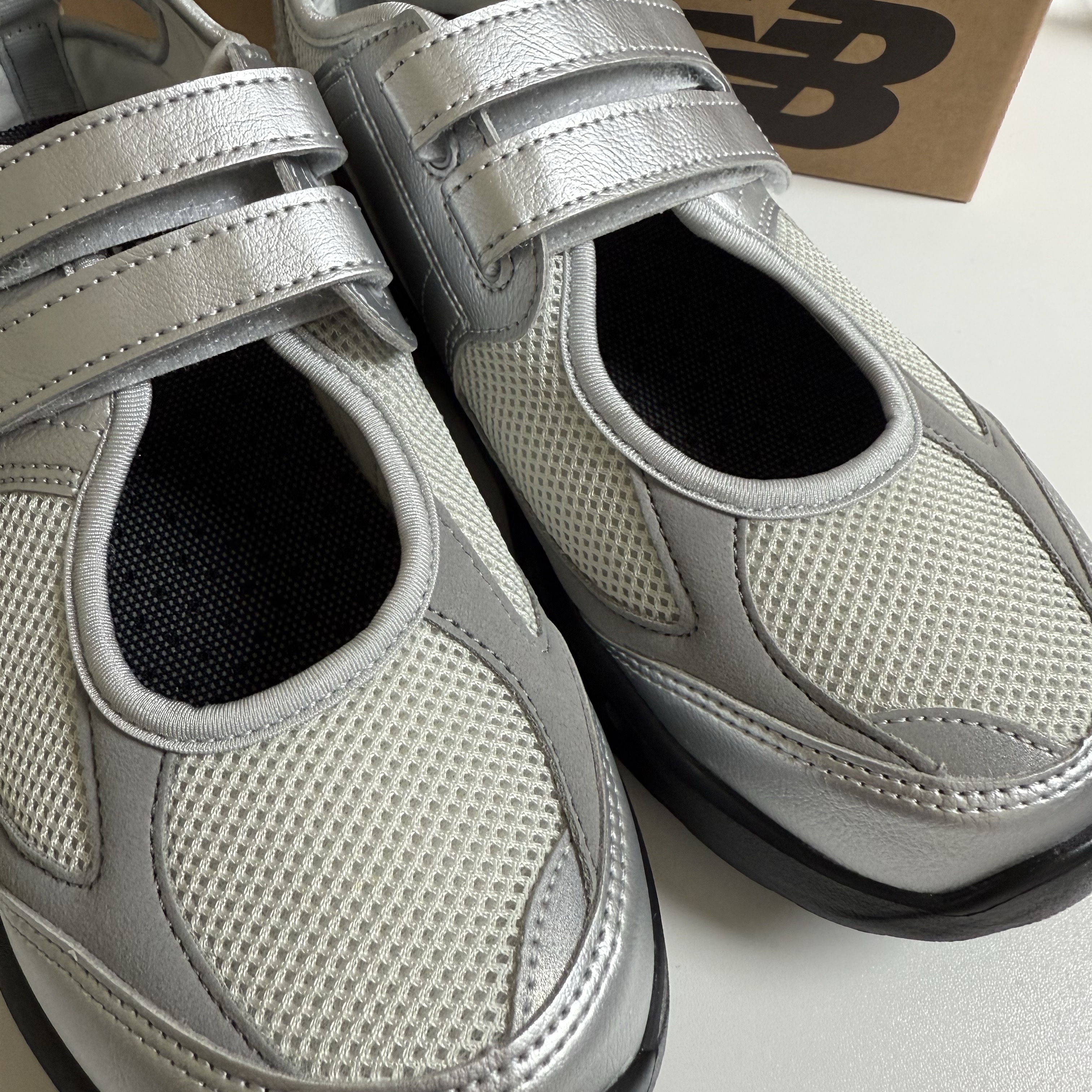 (W) New Balance Breeze SD2202 Metalic Silver 착용 스타일