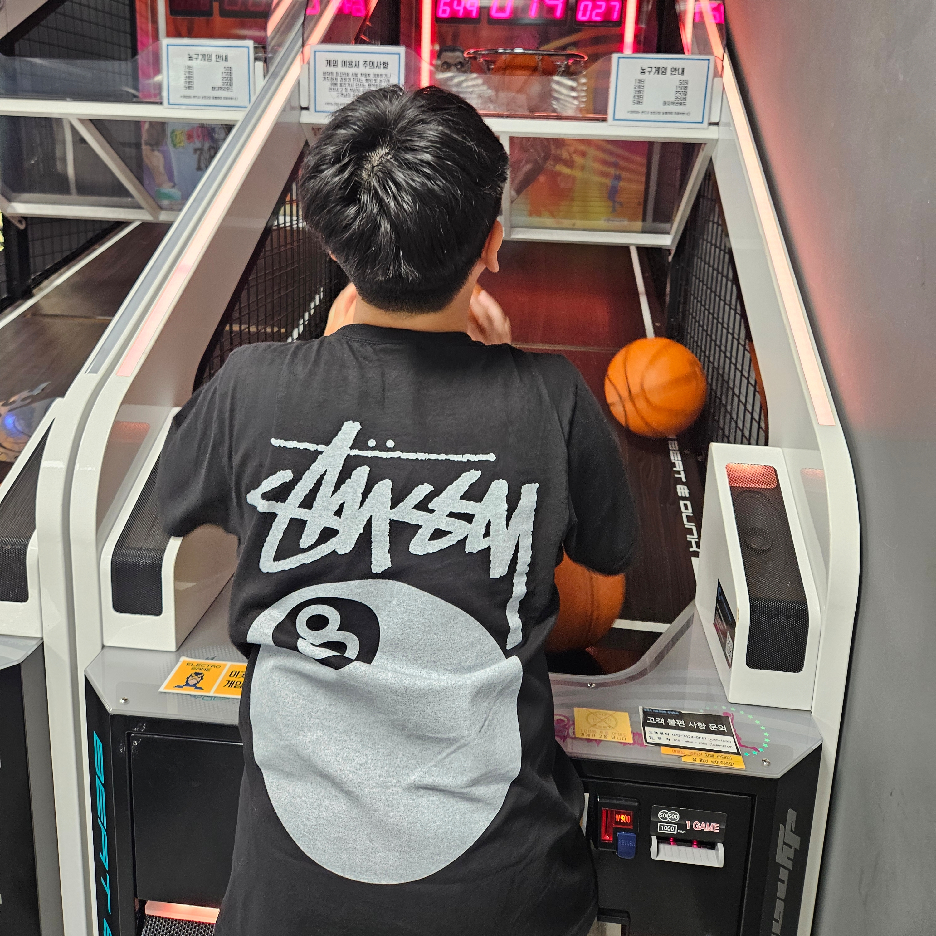 Stussy 8 Ball Pigment Dyed T-Shirt Black 착용 스타일 - 1