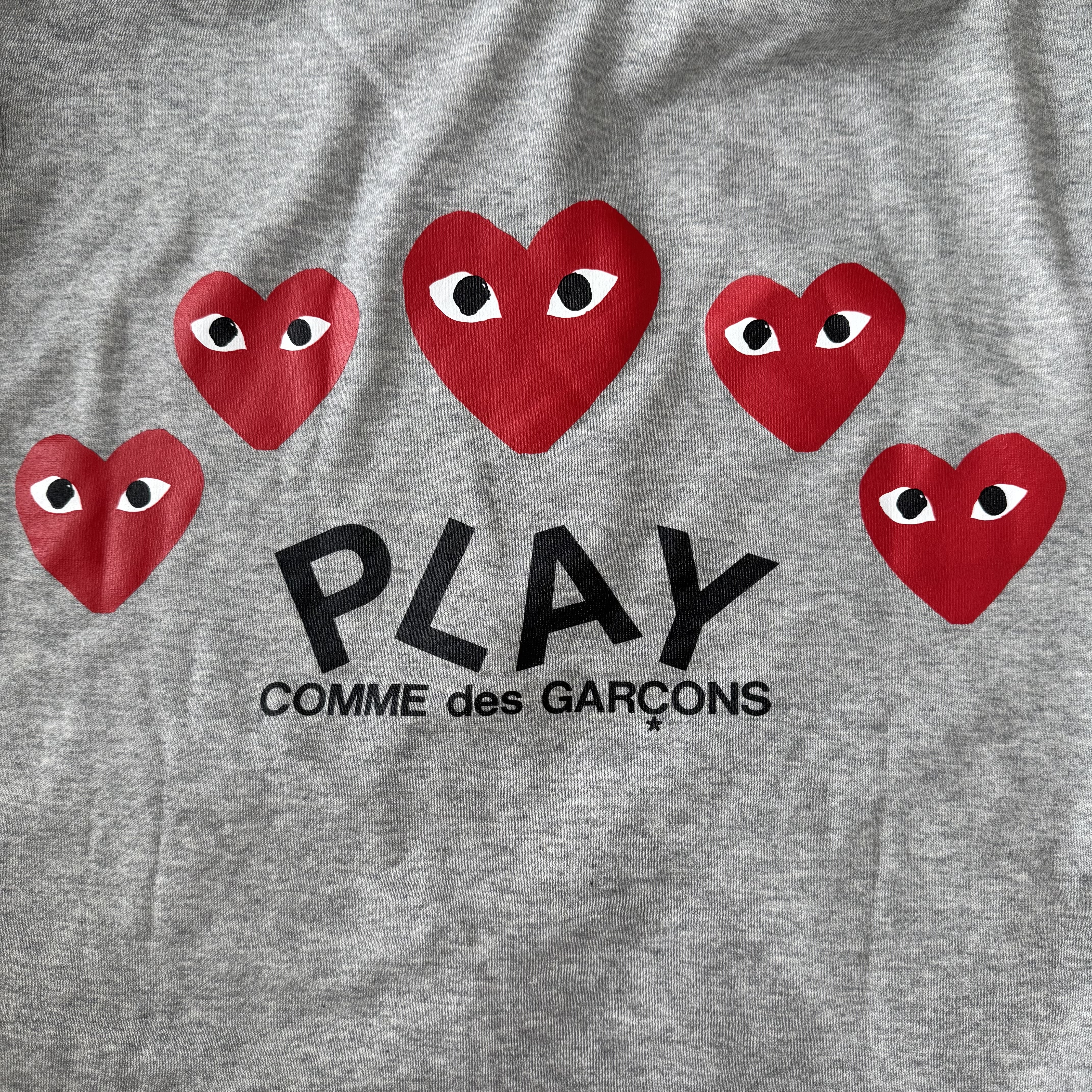 Play Comme des Garcons Back Printed Red Heart Zip-Up Hoodie Gray 착용 스타일 - 2