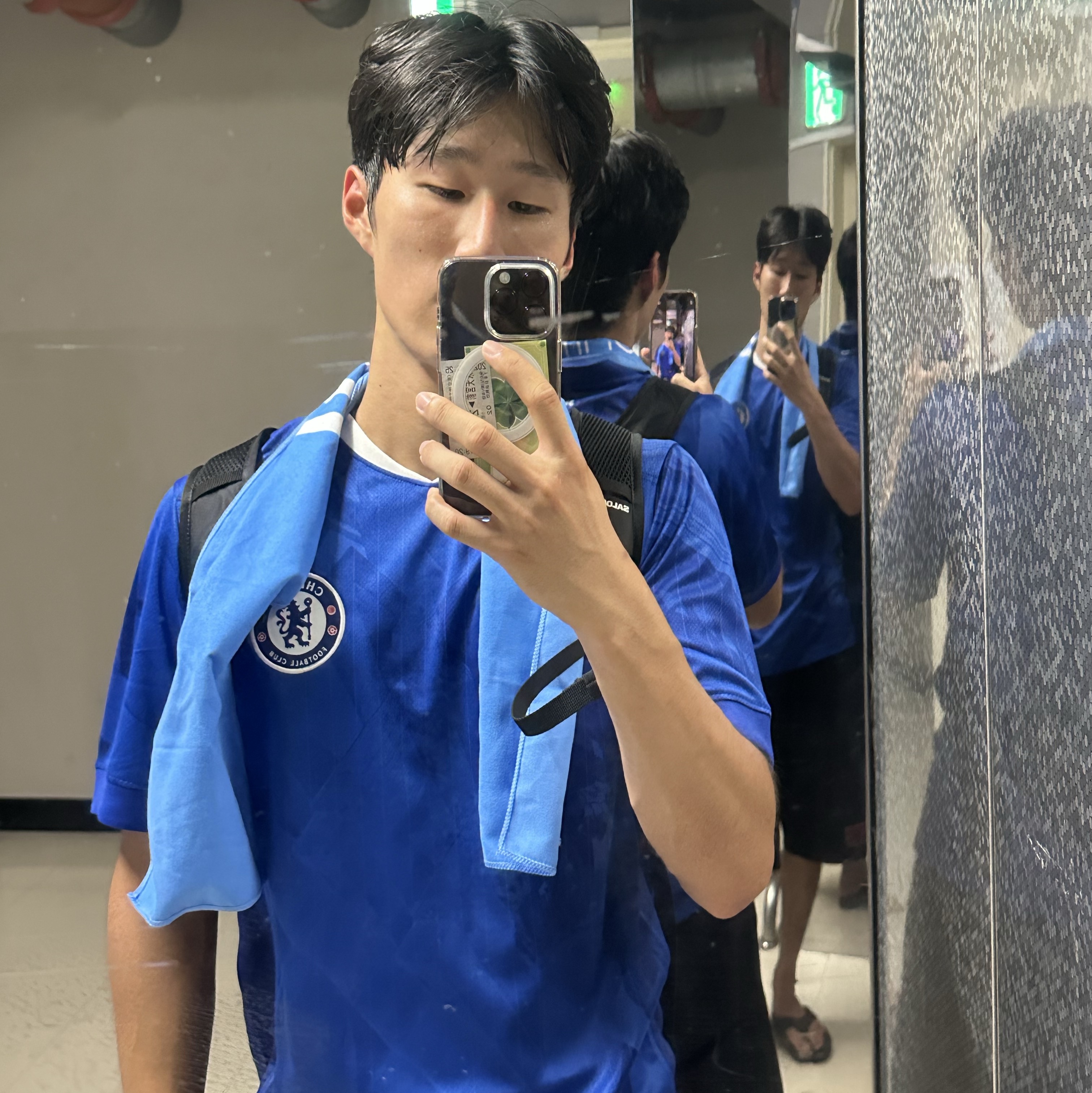Nike Chelsea FC 2025/26 Stadium Home Dri-Fit Soccer Replica Jersey Rush Blue White (Non Marking Ver.) 착용 스타일