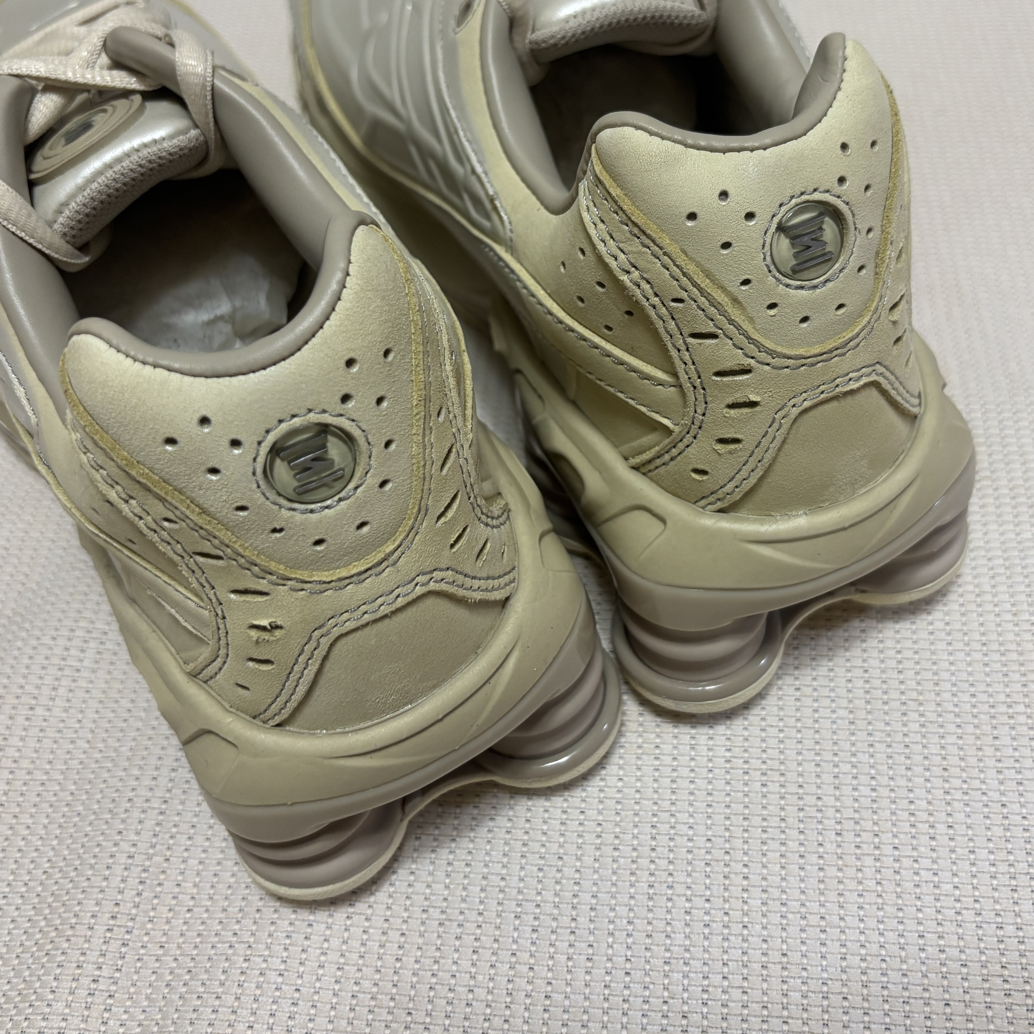 Nike Shox Ride 2 Metallic Silver and Desert Khaki 착용 스타일