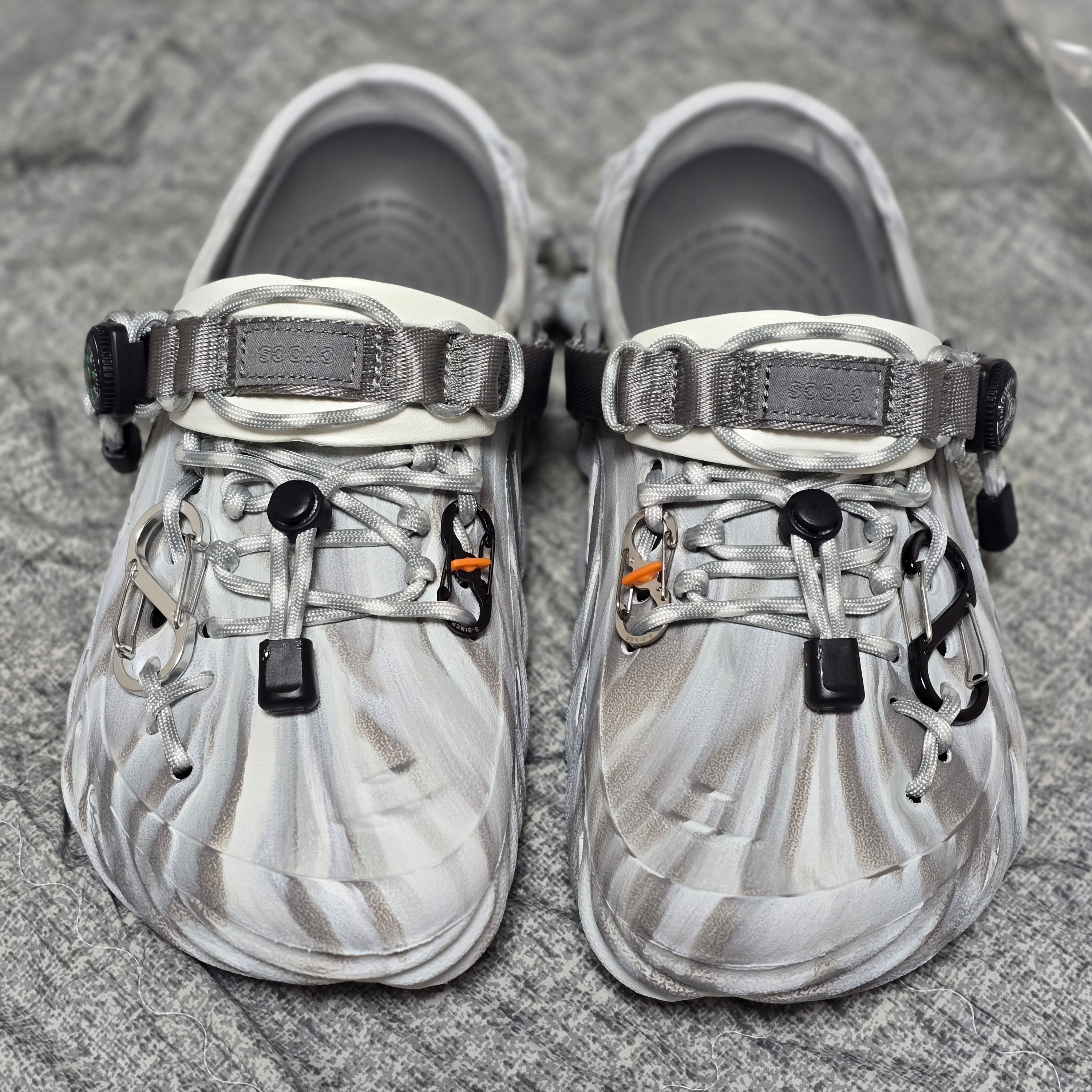 Crocs Echo Marbled Clog Moonlight Multi 착용 스타일
