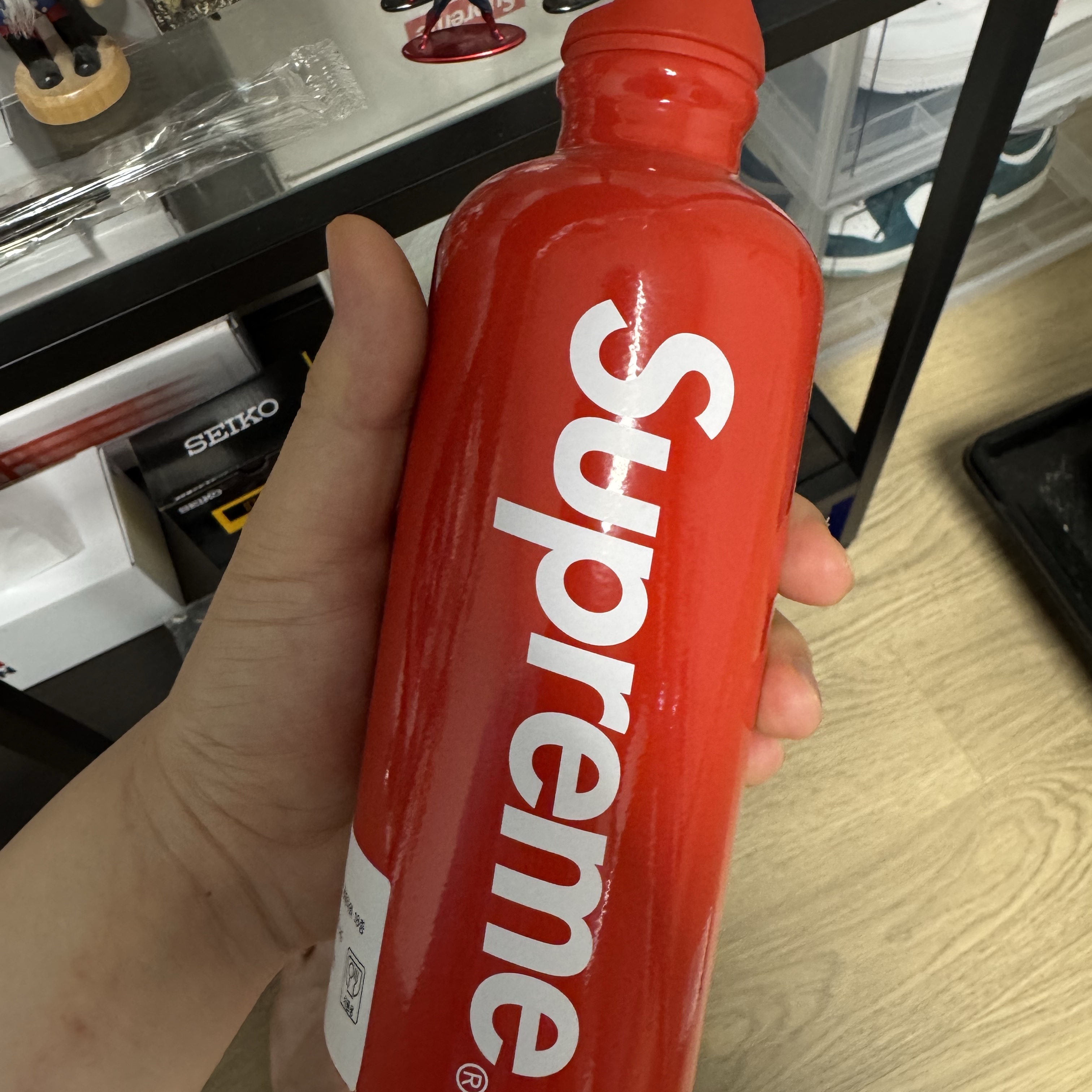 Supreme x Sigg Traveller 0.6L Water Bottle Red - 23SS 착용 스타일