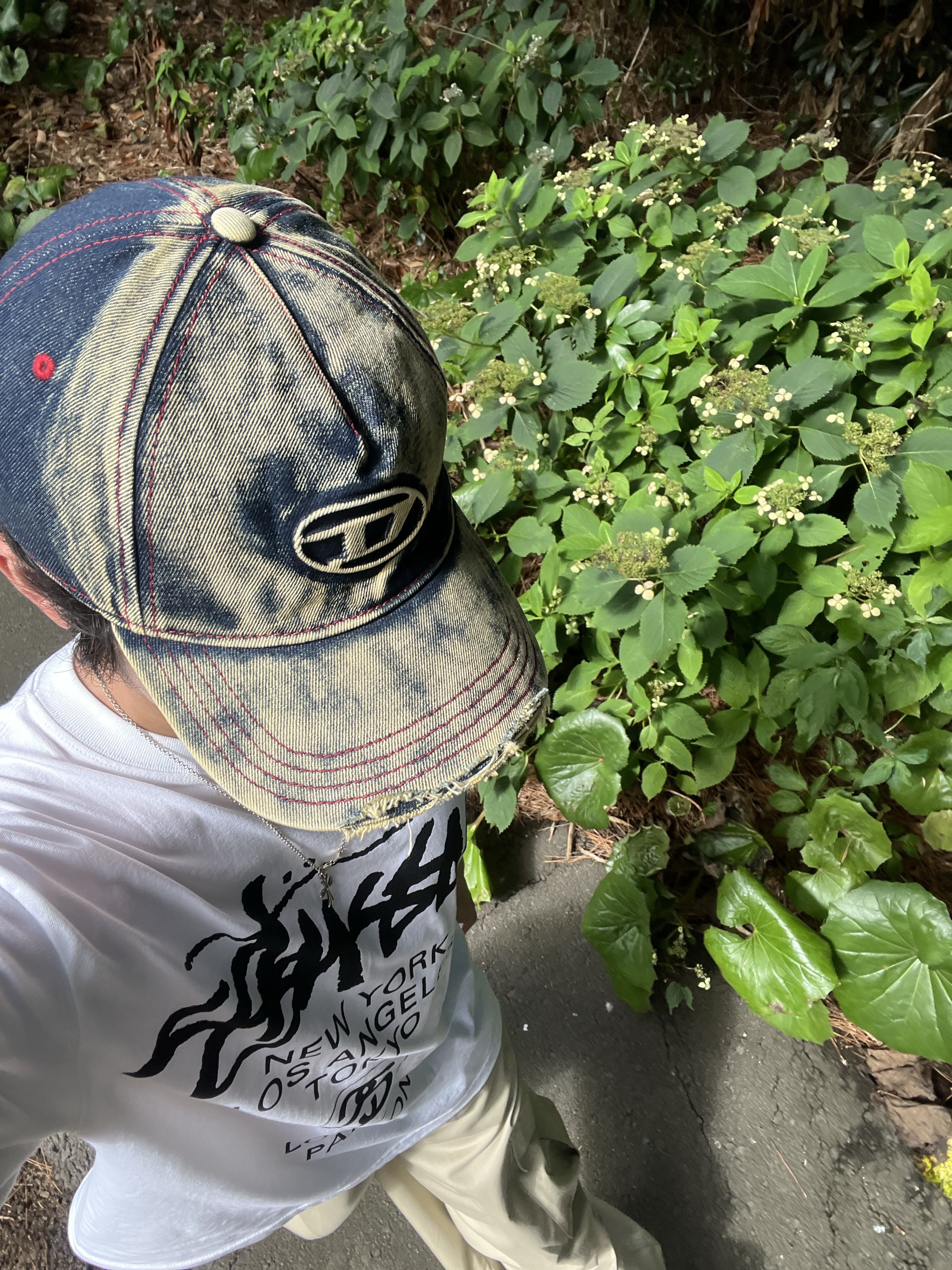 Stussy World Tour T-Shirt White 2024,2025, Diesel C-Seymon Treated Denim Baseball Cap Blue White 착용 스타일