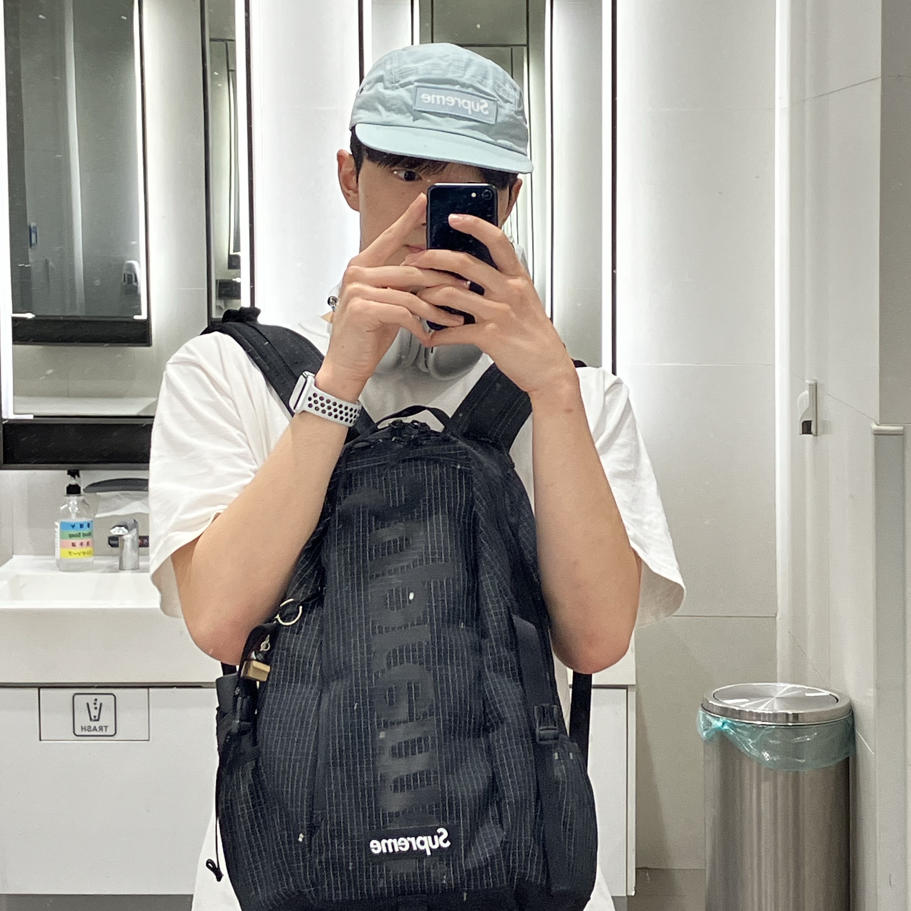 Supreme Waxed Cotton Camp Cap Ice - 23FW, Supreme Backpack Black - 24SS 착용 스타일 - 1
