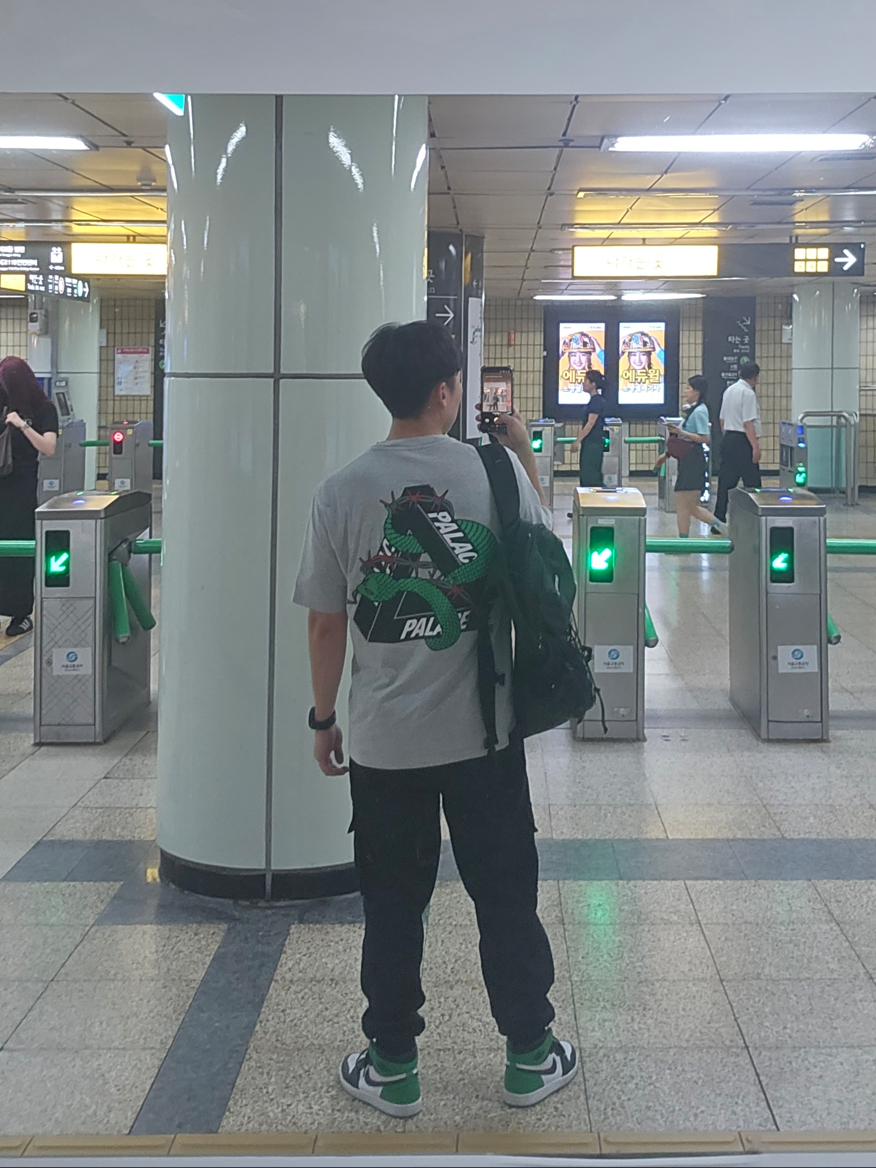 Jordan 1 Retro High OG Black and Lucky Green, Palace Hesh Mit Fresh T-Shirt Grey Marl - 20SS 착용 스타일