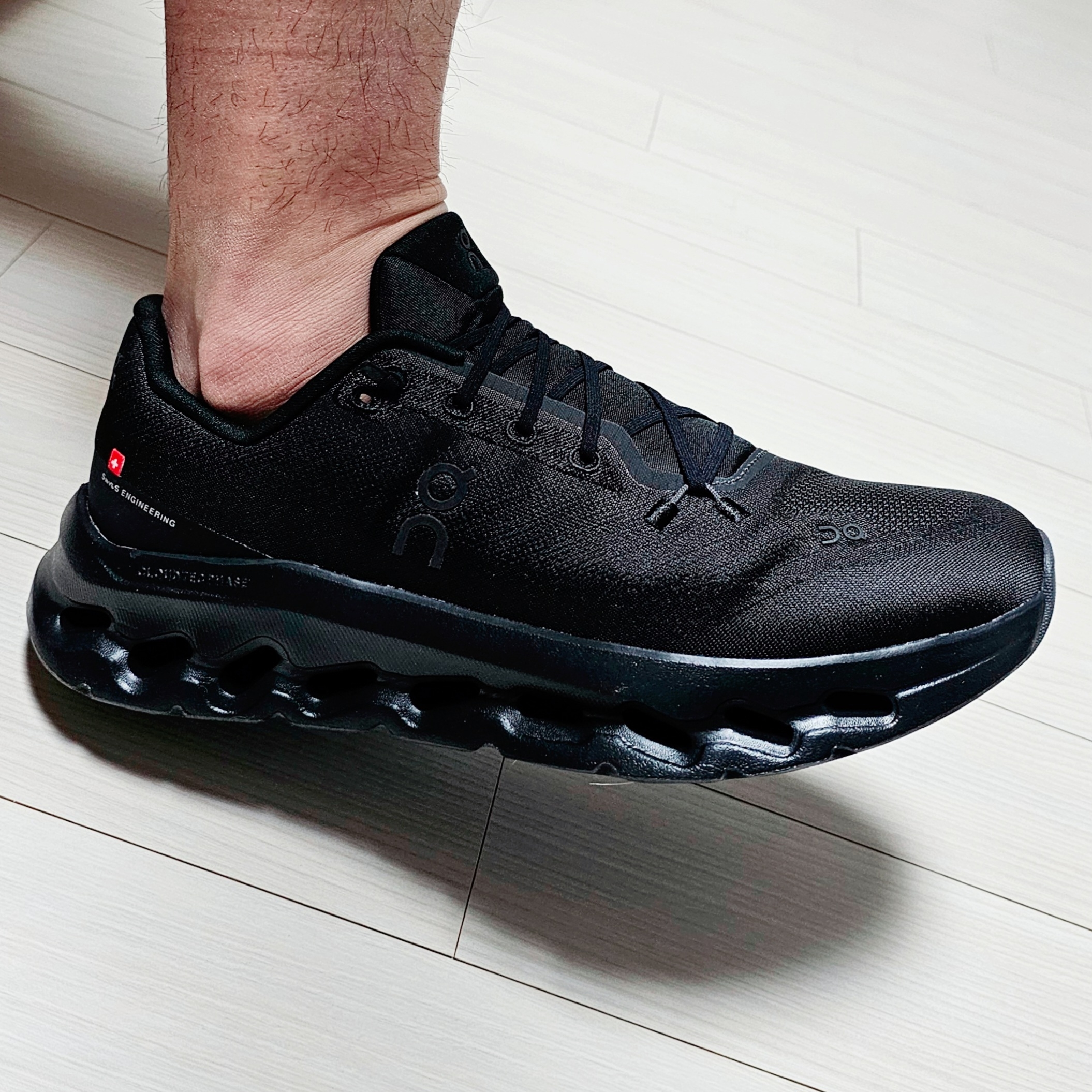 On Running Cloudtilt Eclipse Black 착용 스타일