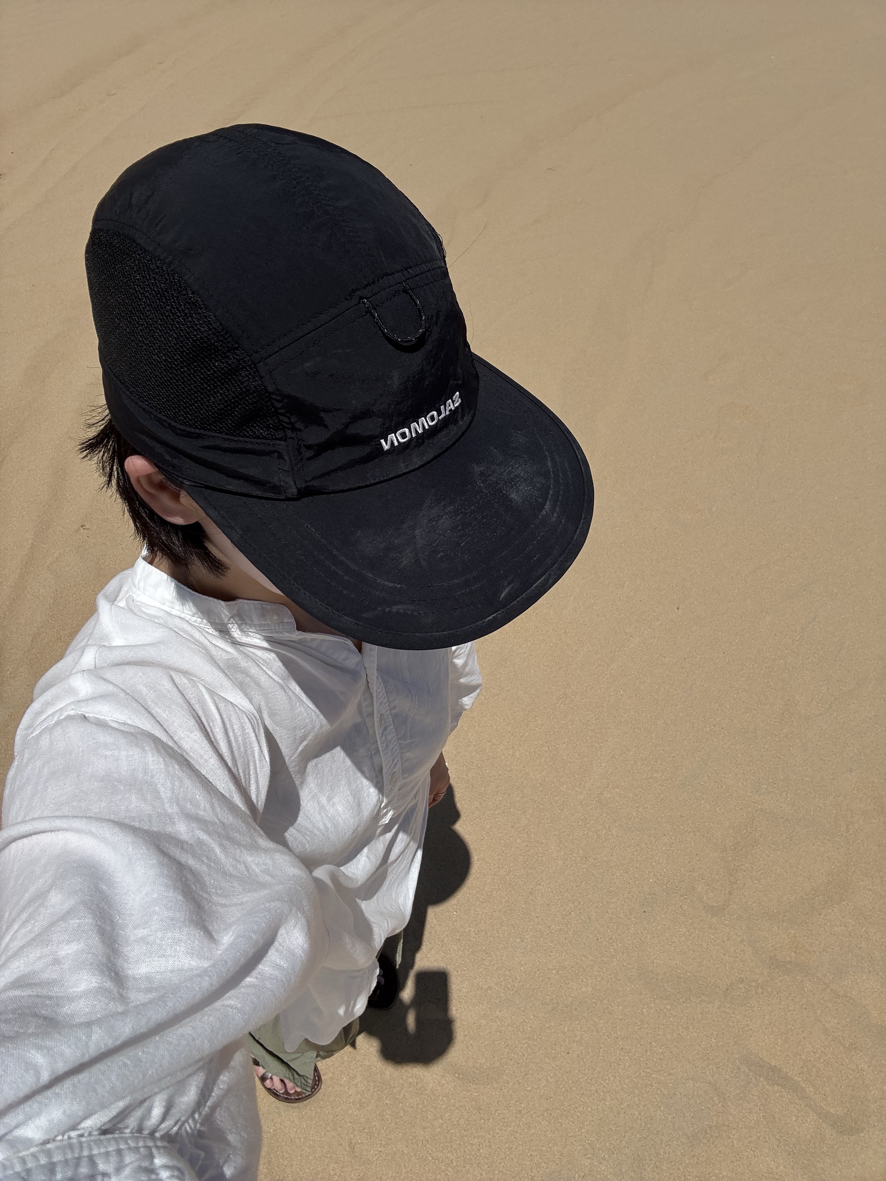 Salomon Current Sun Block Cap Black, Swatch Silver Glistar Too Quartz Transparent 착용 스타일 - 1