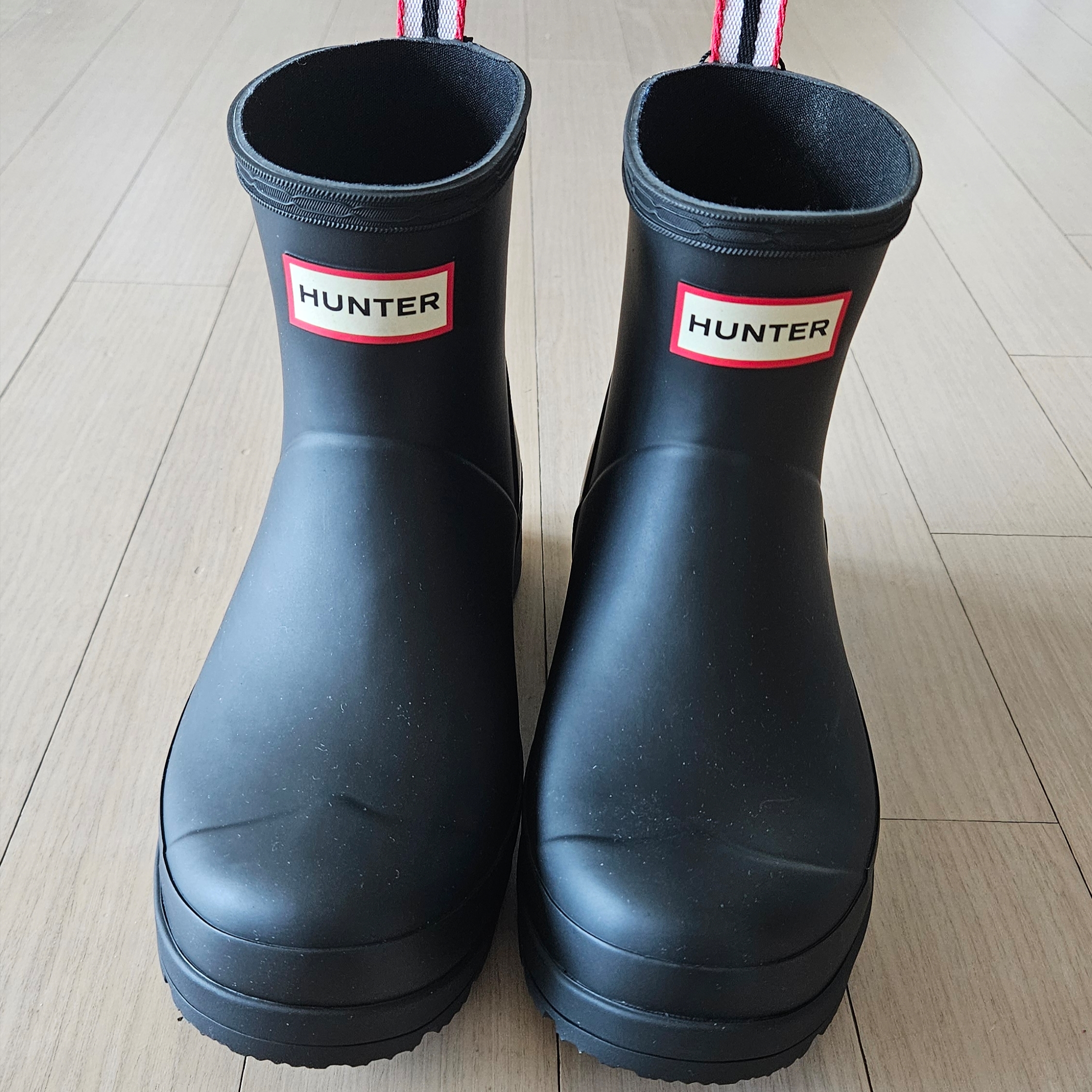 (W) Hunter Play Short Rain Boots Black 착용 스타일 - 1