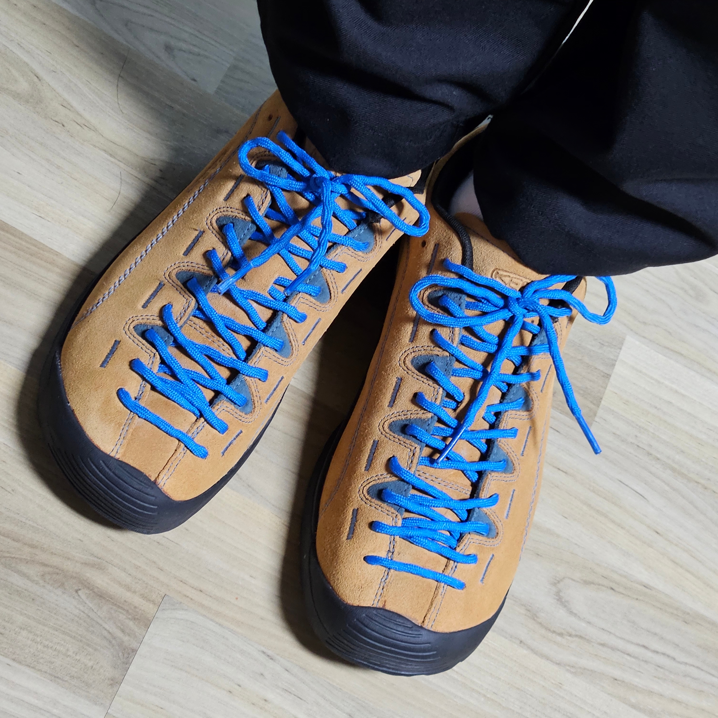 Keen Jasper Suede Sneakers Camel 착용 스타일
