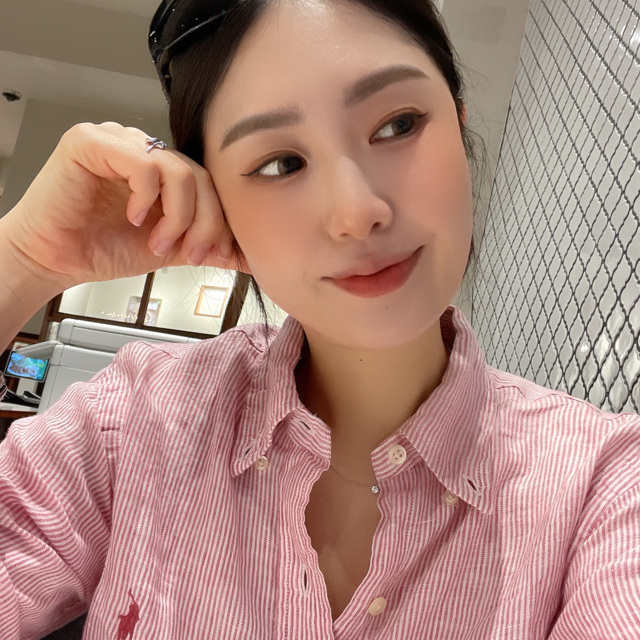 Balenciaga Swift Oval Sunglasses Black 착용 스타일 - 1