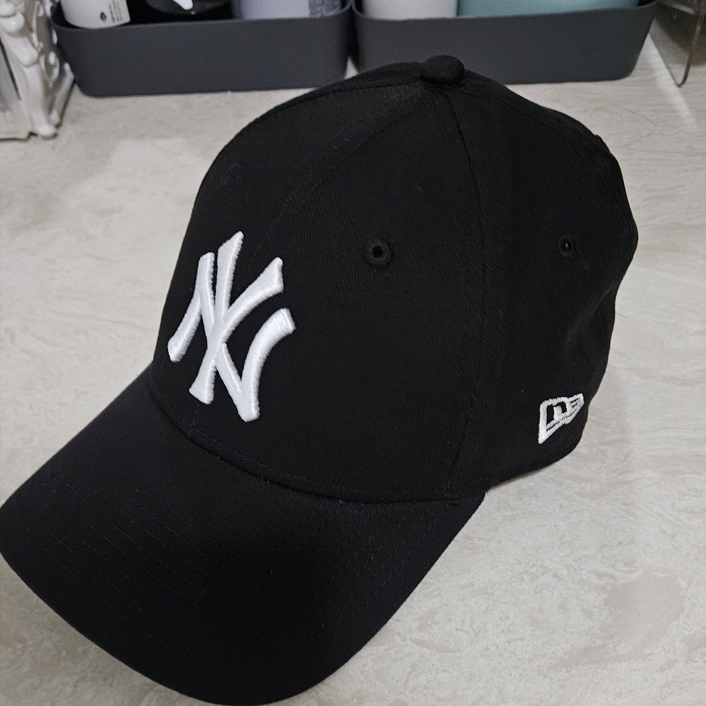 Oakley Eye Jacket Redux Matte Black Frame Prizm Grey Lenses High Bridge Fit, New Era Adjustable 9Forty New York Yankees Essential Cap Black 착용 스타일 - 1