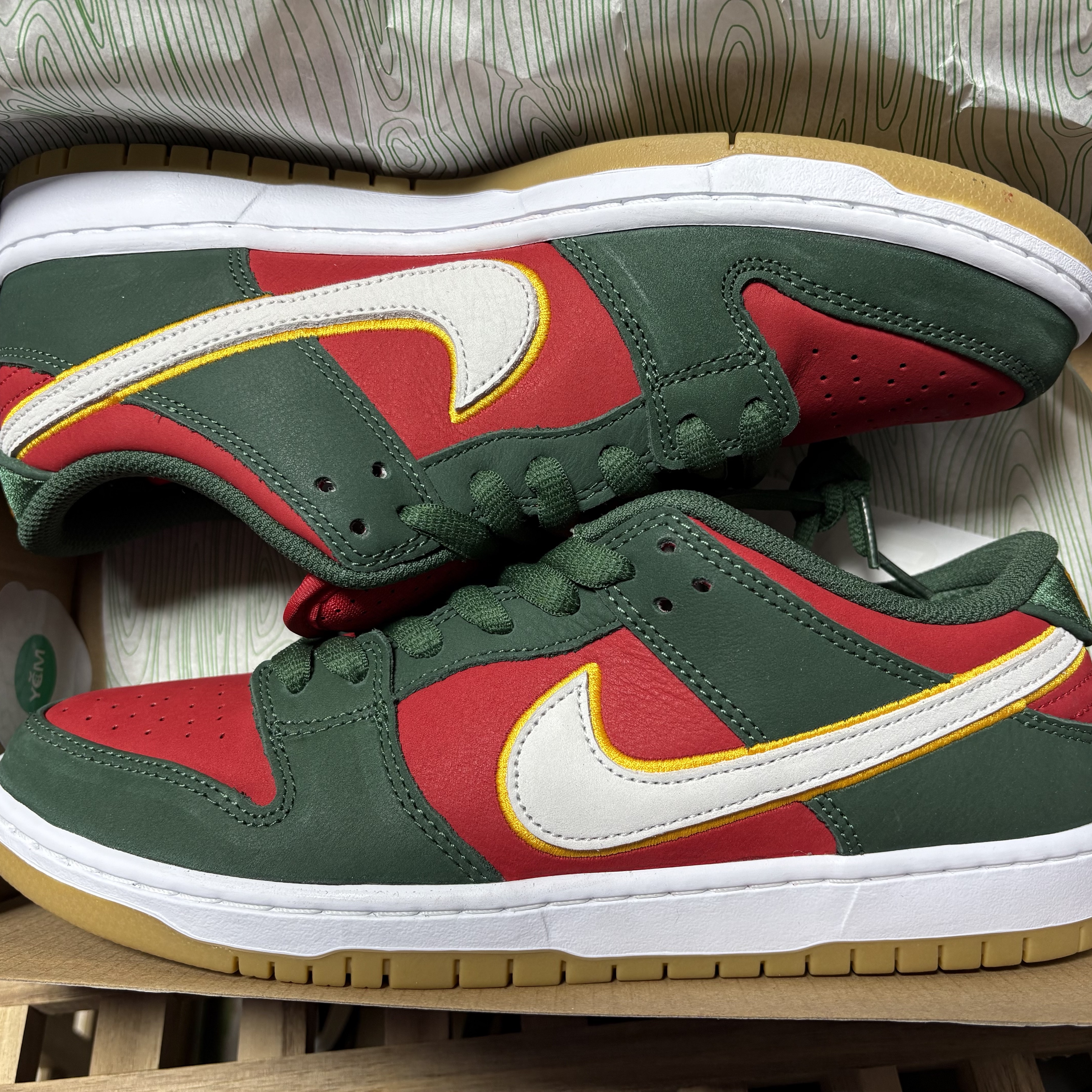 Nike SB Dunk Low Pro Premium Fir and Fire Red 착용 스타일 - 2