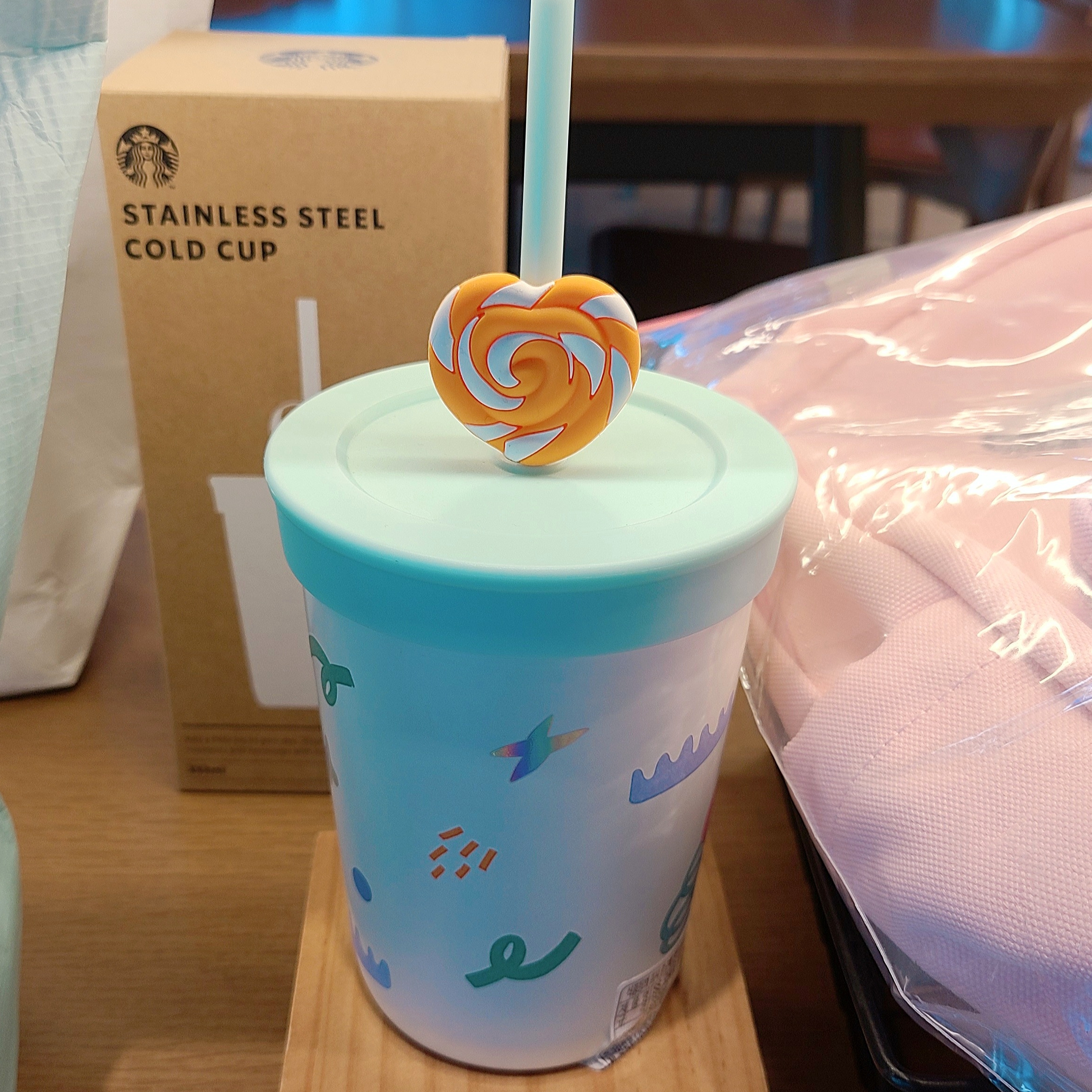 Starbucks x Bebe De Pino Bronny Cold Cup Sky 458ml, Starbucks SS Good For You Lollipop Hobby Cold Cup 355ml 착용 스타일 - 2