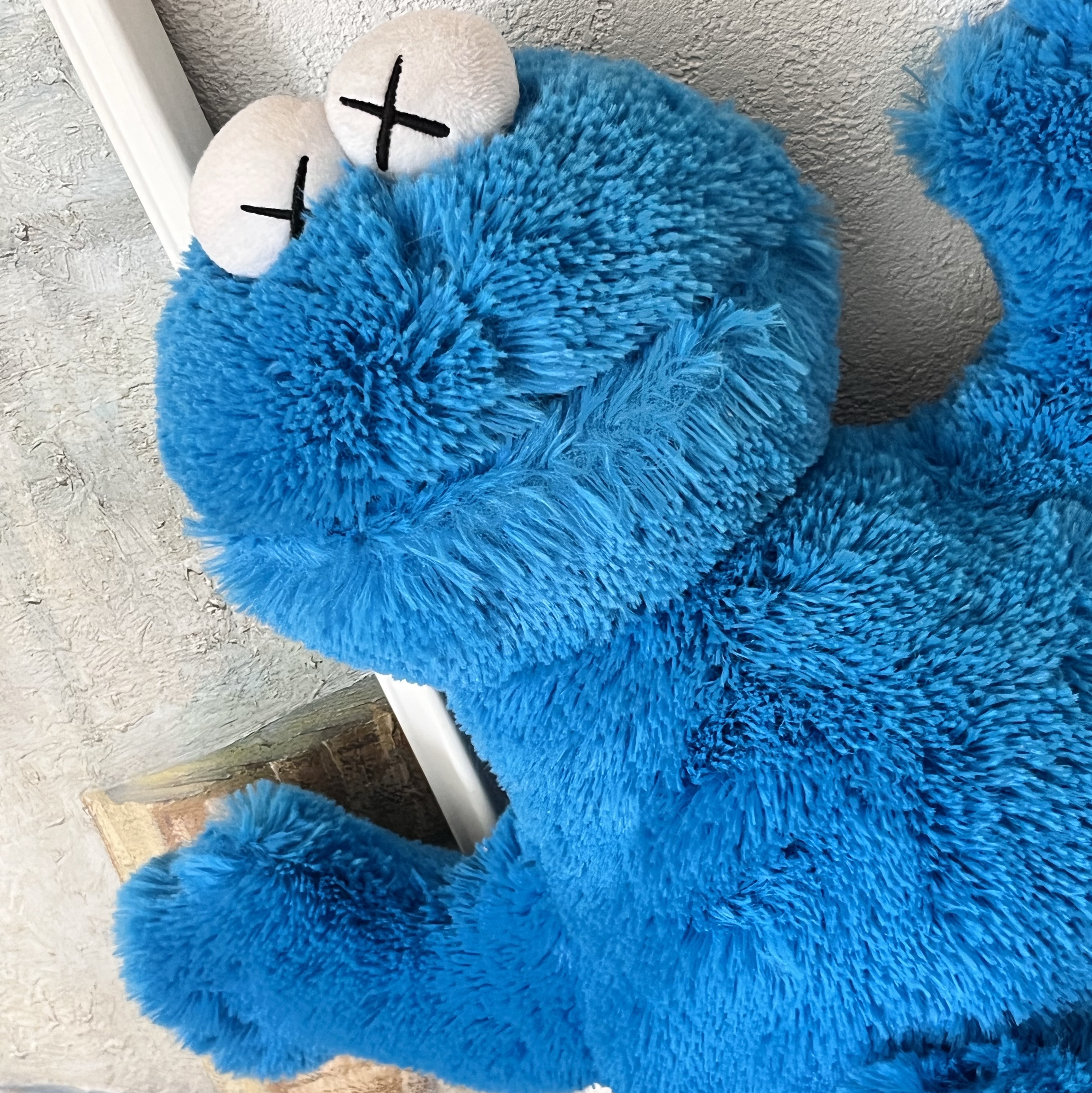 Uniqlo x Kaws Sesame Street Cookie Monster Plush Toy Blue 착용 스타일 - 1