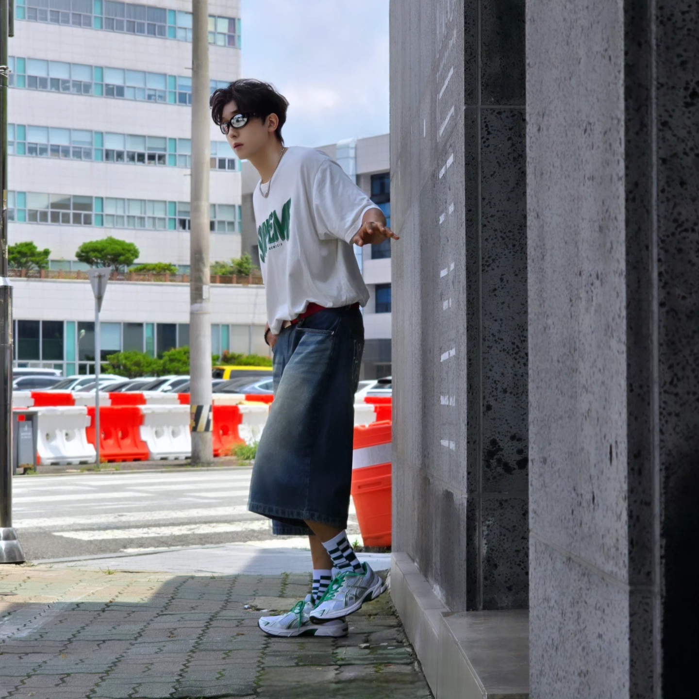 Supreme Flocked Washed S/S Top White - 25SS, True Religion Hustle Webbing Belt Red 착용 스타일 - 2