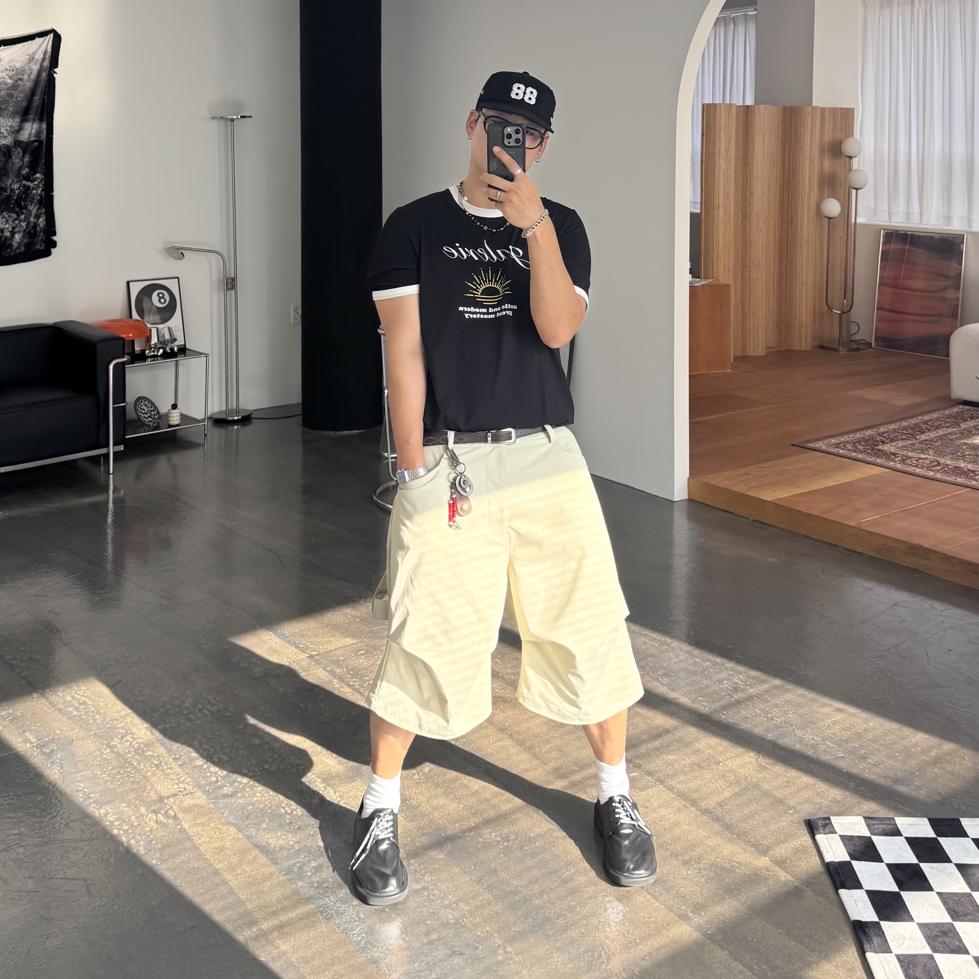 Nonnod Side Cargo Shorts Beige, Ogarp Signature Concho Keychain Ver.2 착용 스타일 - 1