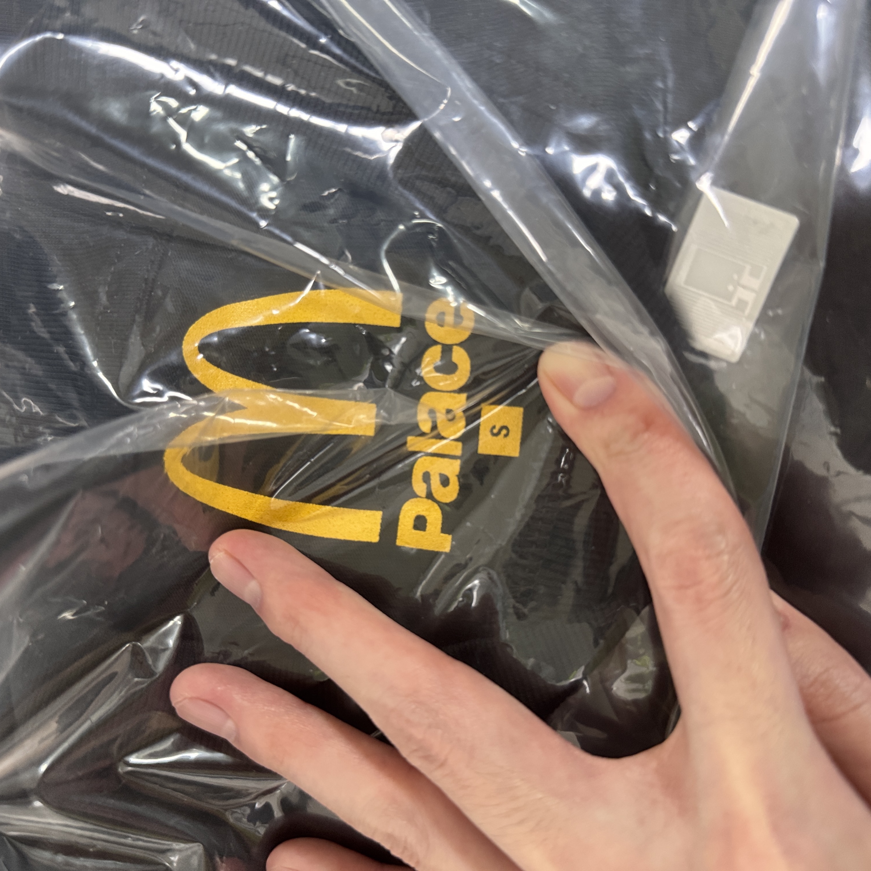 Palace x McDonald's Sign T-Shirt Black - 23FW 착용 스타일 - 1