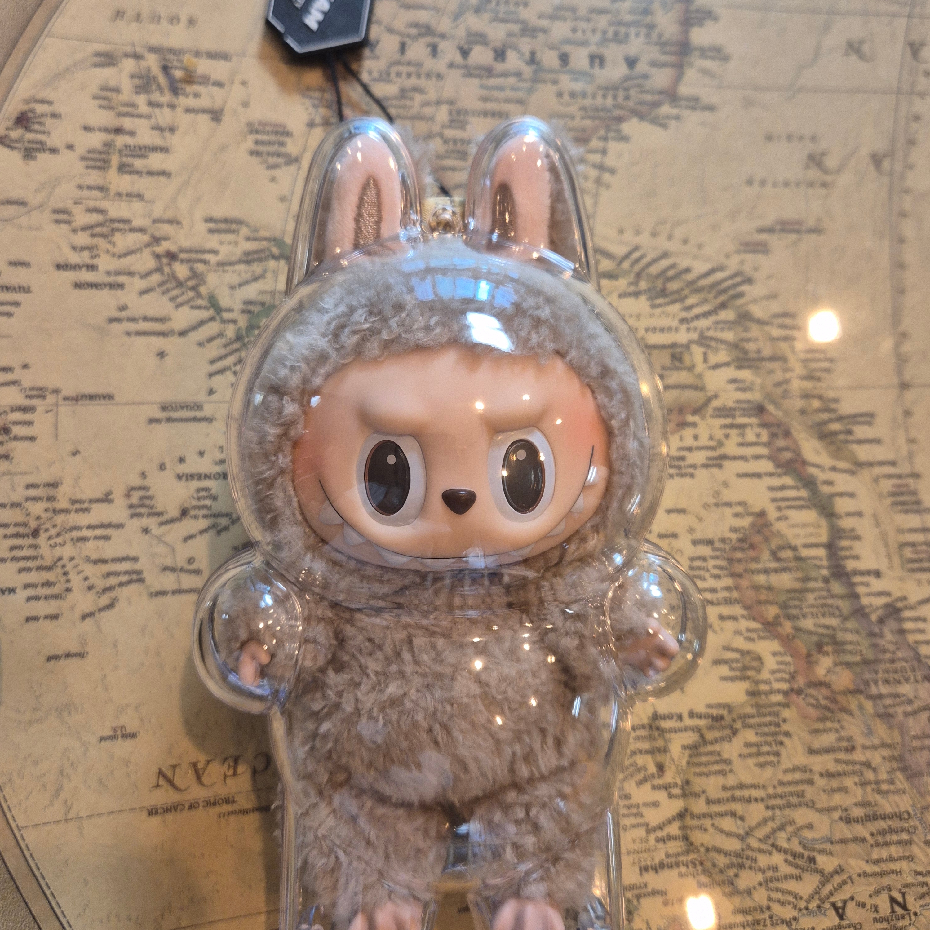 Pop Mart Labubu The Monsters Labubu Tasty Macarons Series Toffe Keyring 착용 스타일 - 4