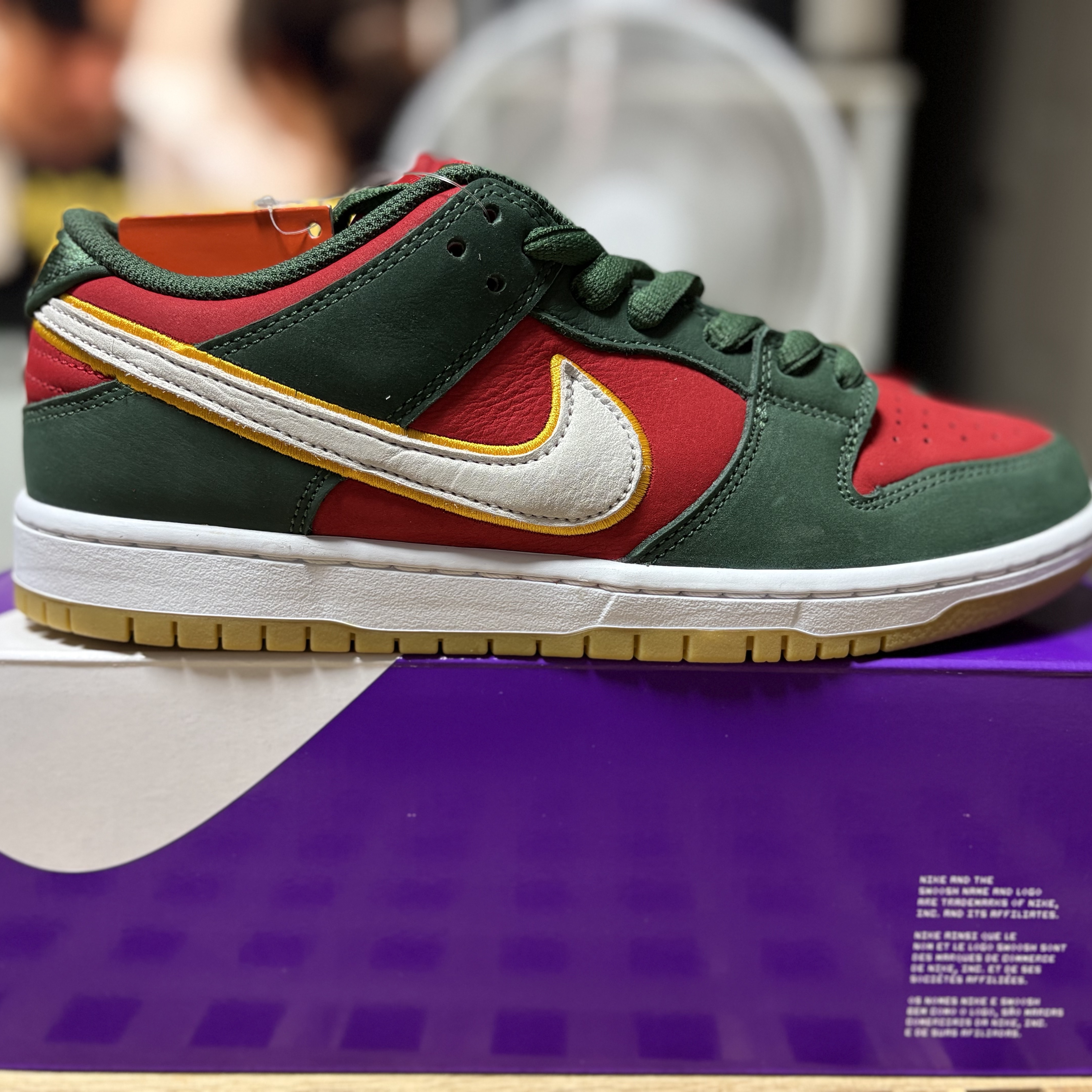 Nike SB Dunk Low Pro Premium Fir and Fire Red 착용 스타일 - 3