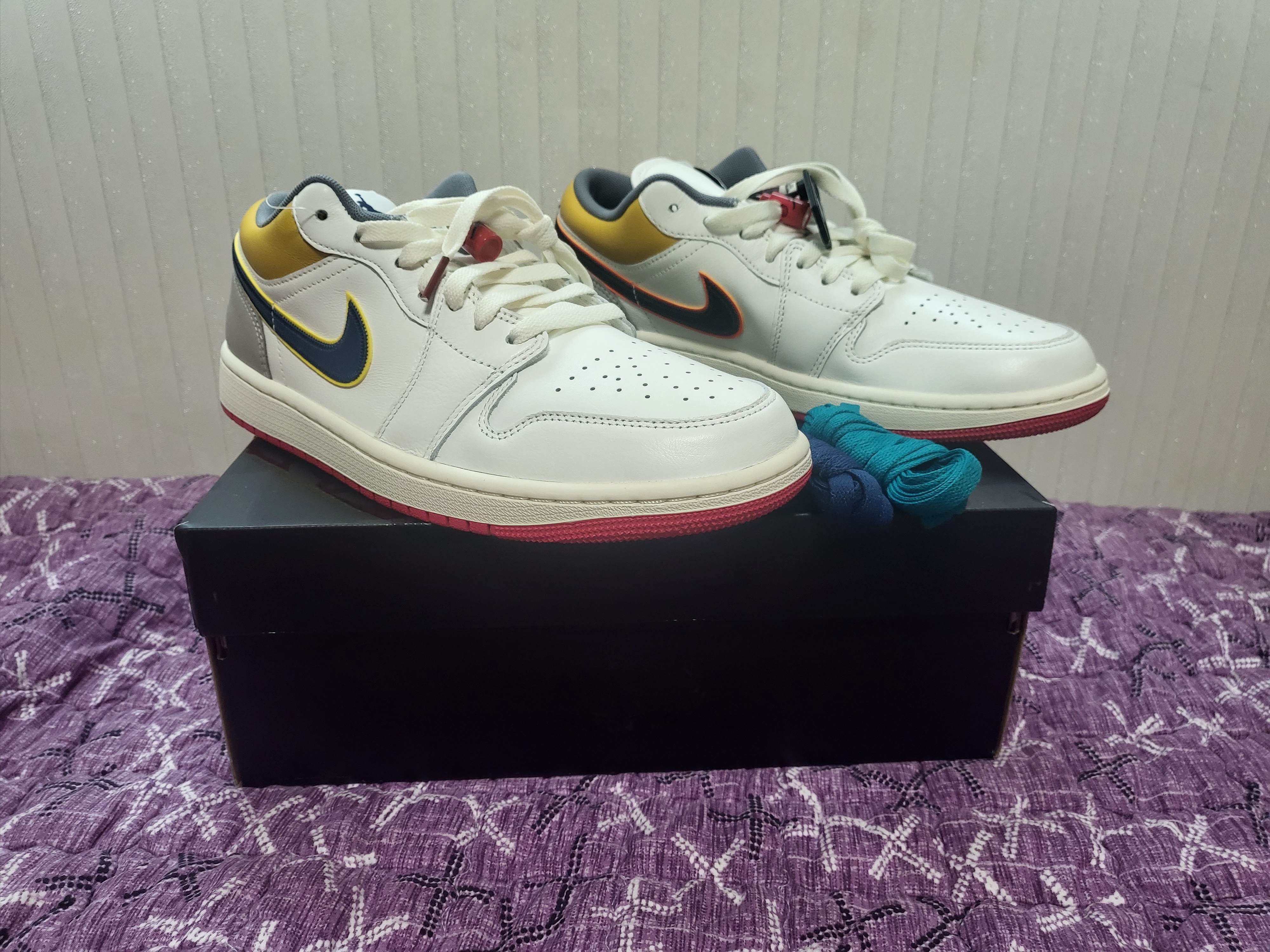 Jordan 1 Low PRM Sail and Yellow Ochre 착용 스타일 - 2