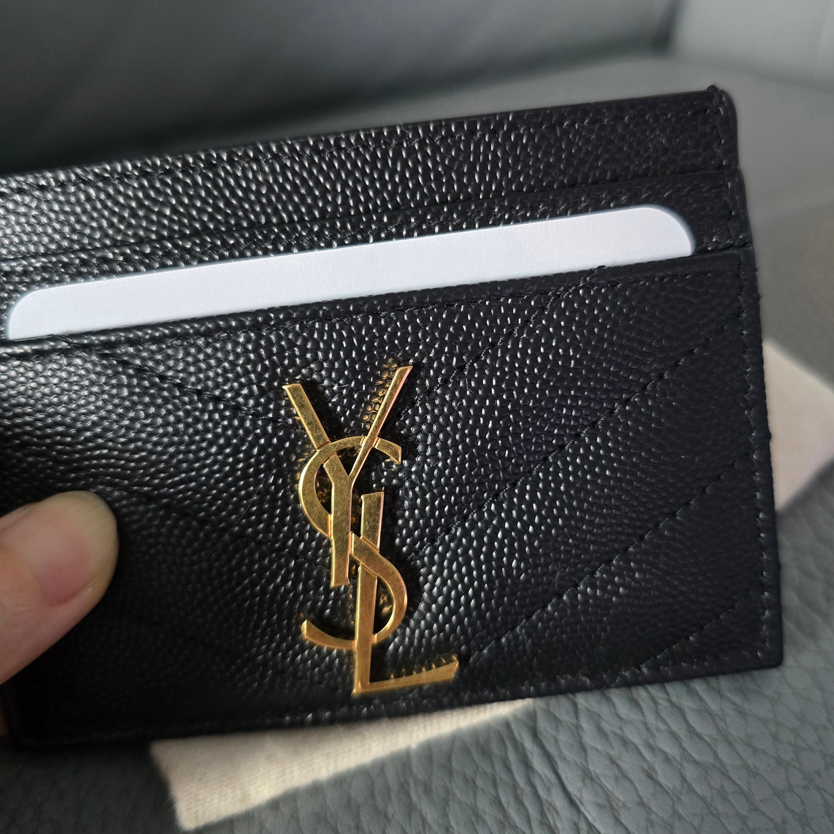 Saint Laurent Cassandre Matelasse Card Case in Grain De Poudre Embossed Leather Black 착용 스타일