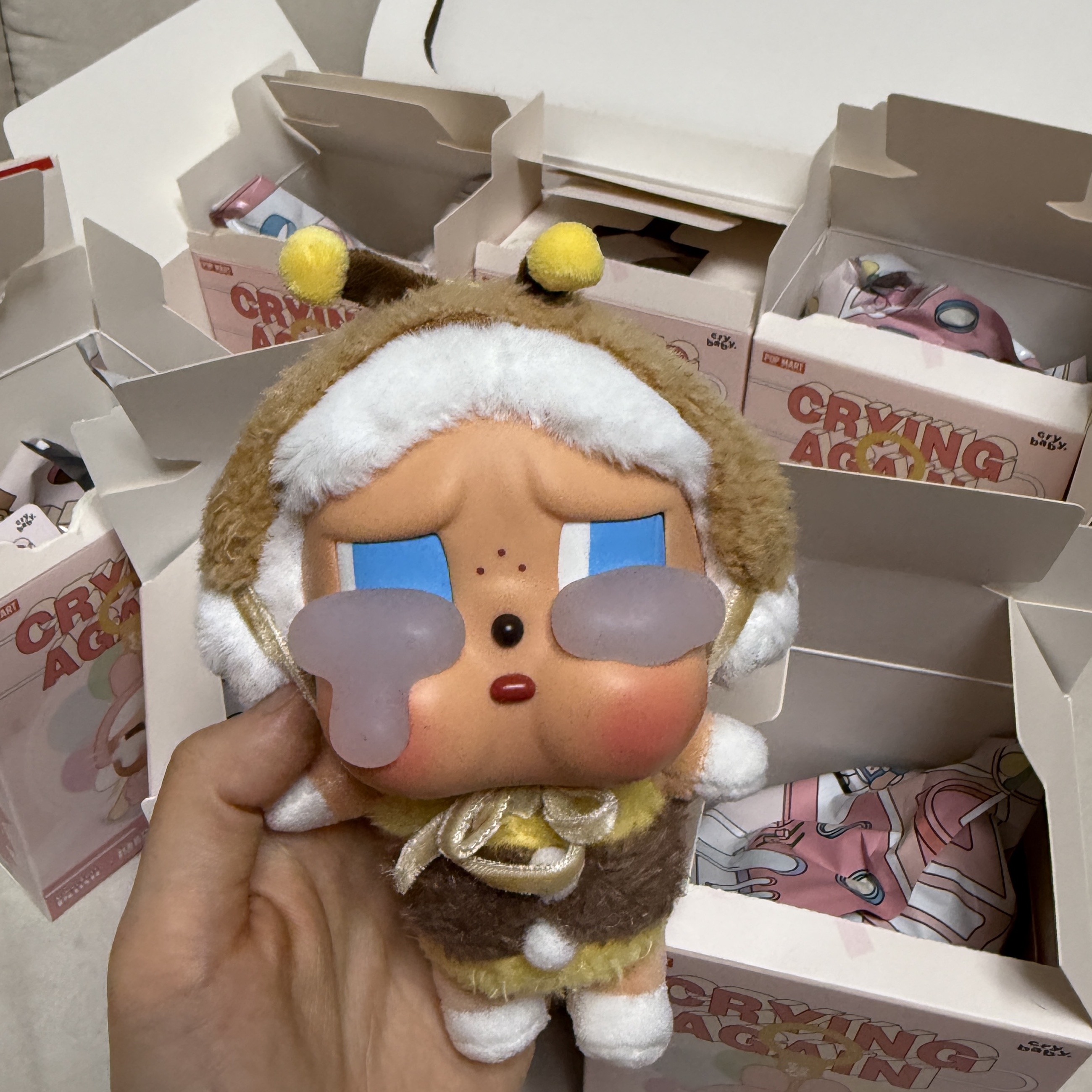 Pop Mart Crybaby Crying Again Series Plush Keyring Sealed Case (6 Blind Boxes), Pop Mart Crybaby Crying Again Series Plush Keyring I'll Bring You A Flower (Opened Case) 착용 스타일