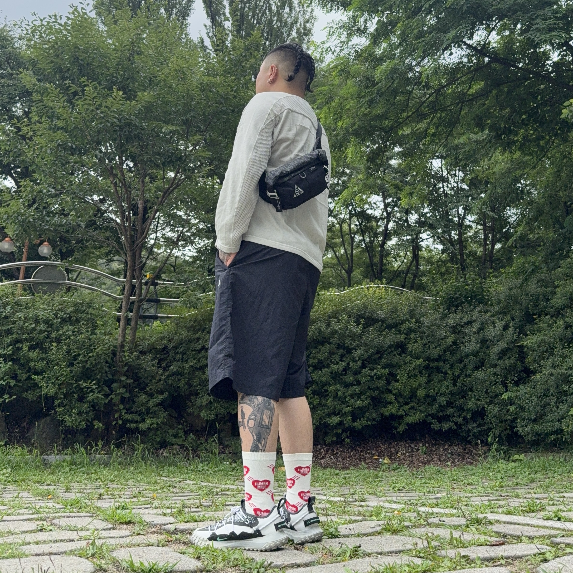 Nike x Stussy L/S Jersey Light Bone (HF3898-072), Nike ACG Orb Weaver UV Repel Oversized Shorts Black Anthracite - Asia 착용 스타일