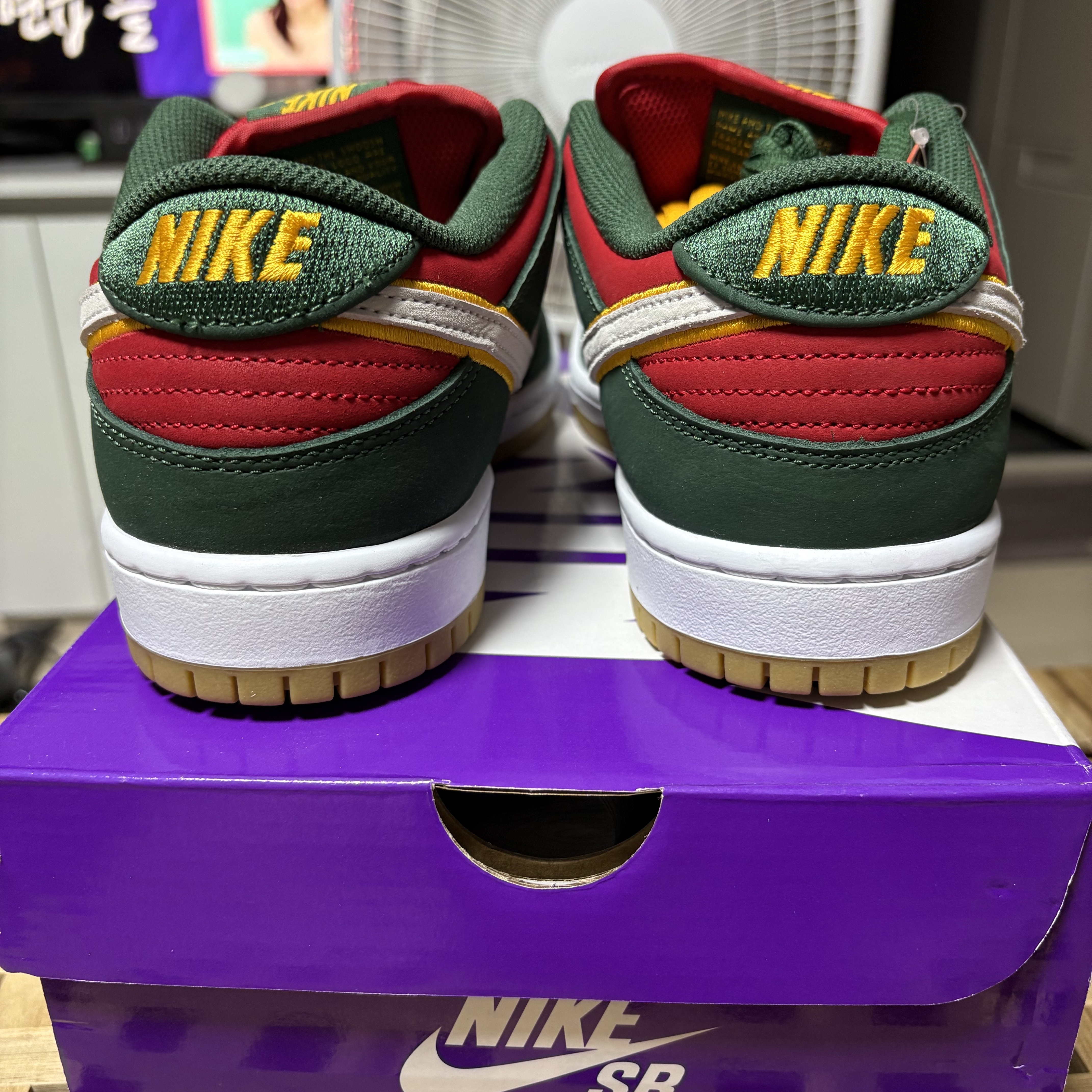 Nike SB Dunk Low Pro Premium Fir and Fire Red 착용 스타일 - 5