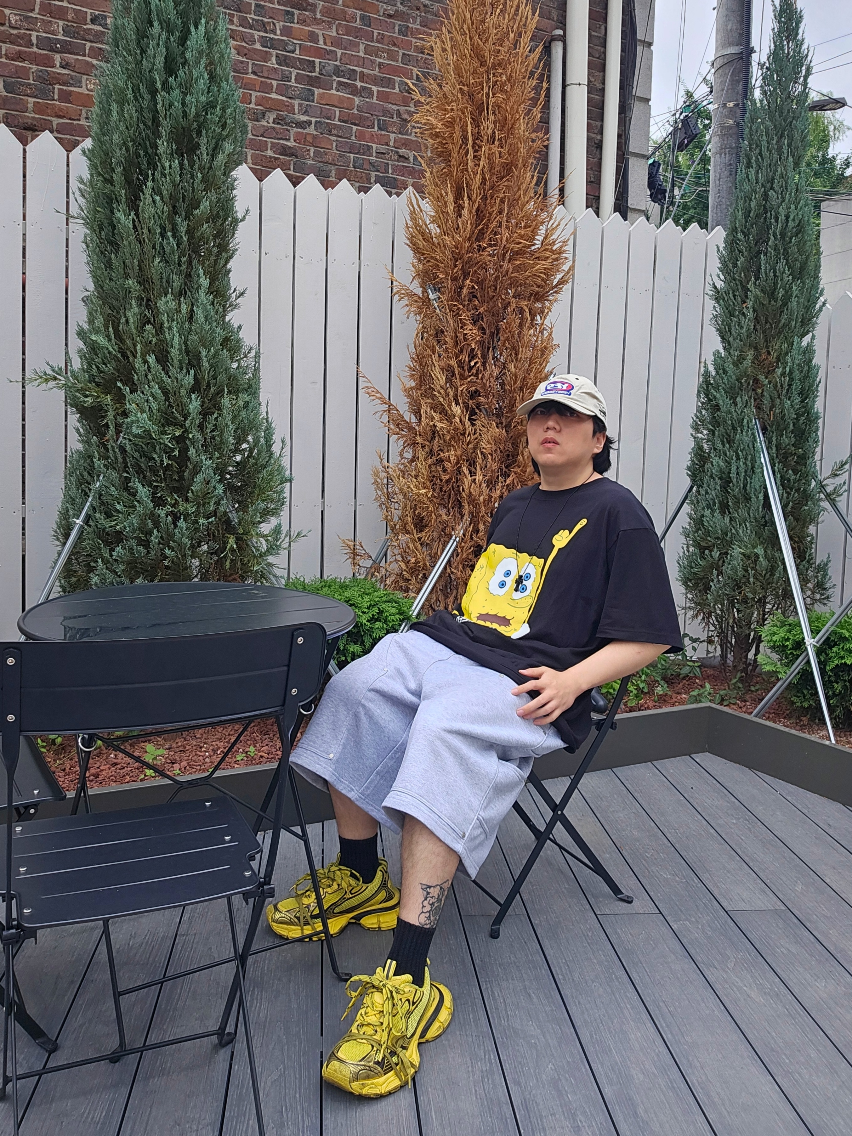 Uniqlo UT x CPFM x SpongeBob Graphic T-Shirt D Black - KR, Balenciaga 3XL Sneakers Yellow Black 착용 스타일 - 1