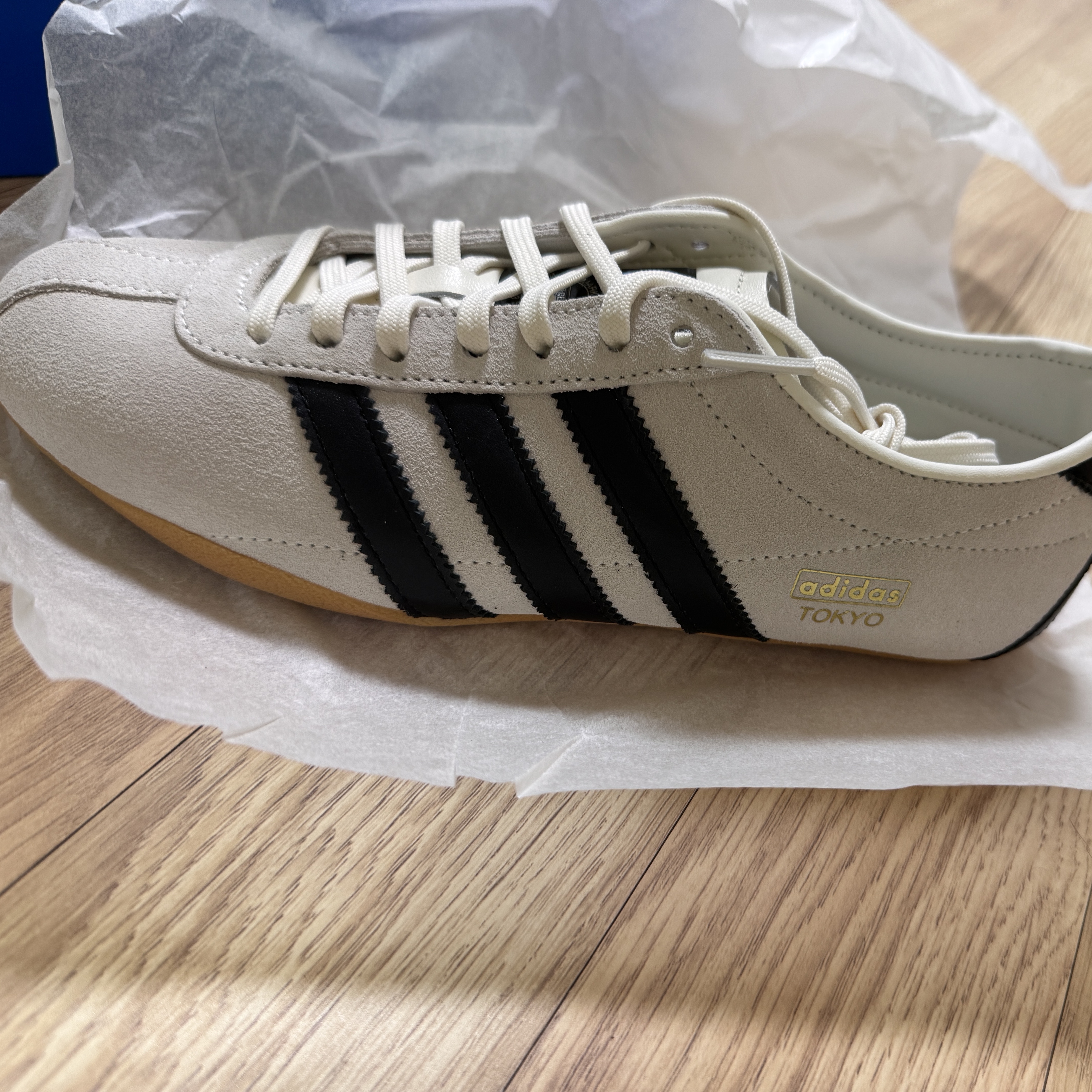 (W) Adidas Tokyo Off White Core Black 착용 스타일