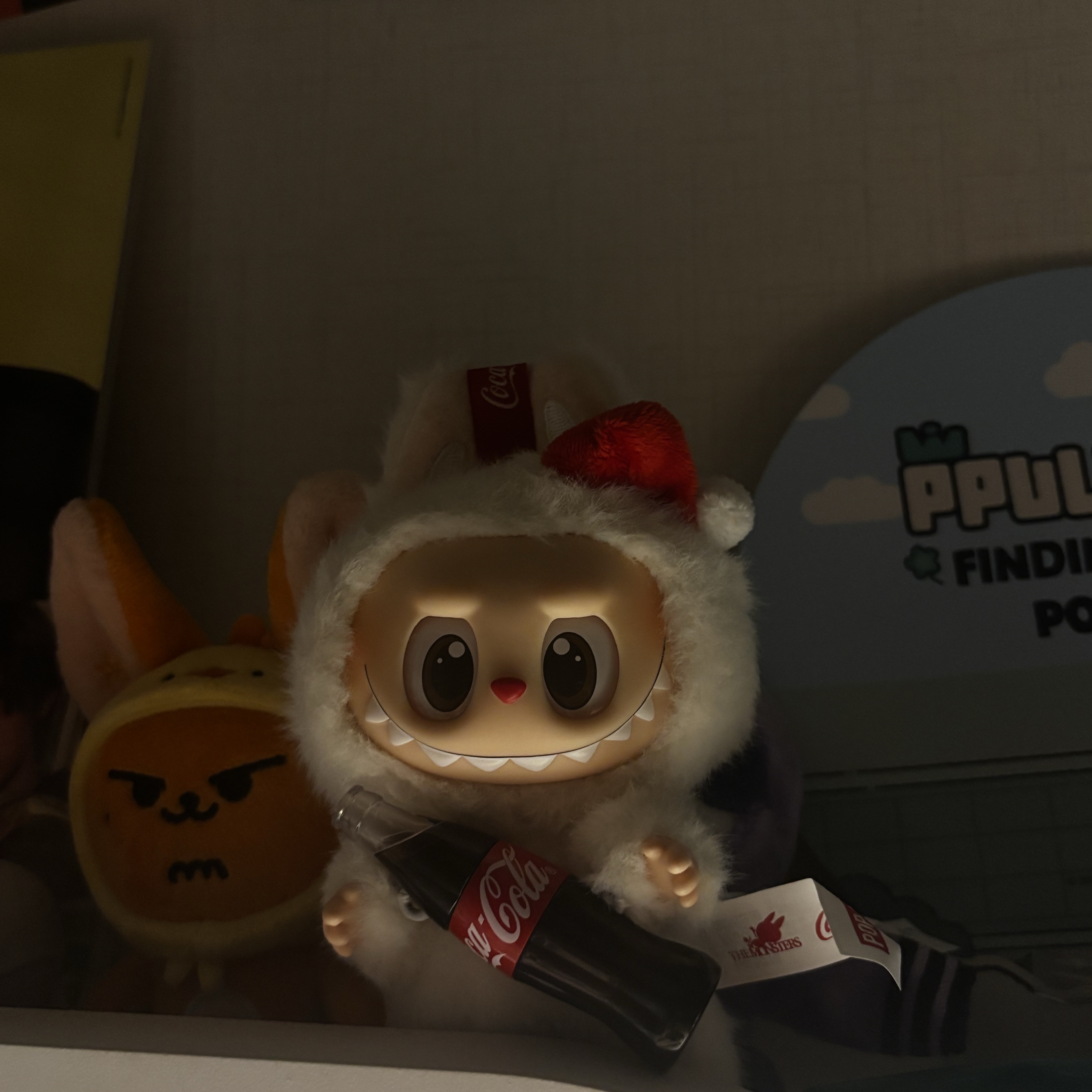 Pop Mart Labubu Coca Cola Series Surprise Shake Keyring (Opened Case) 착용 스타일