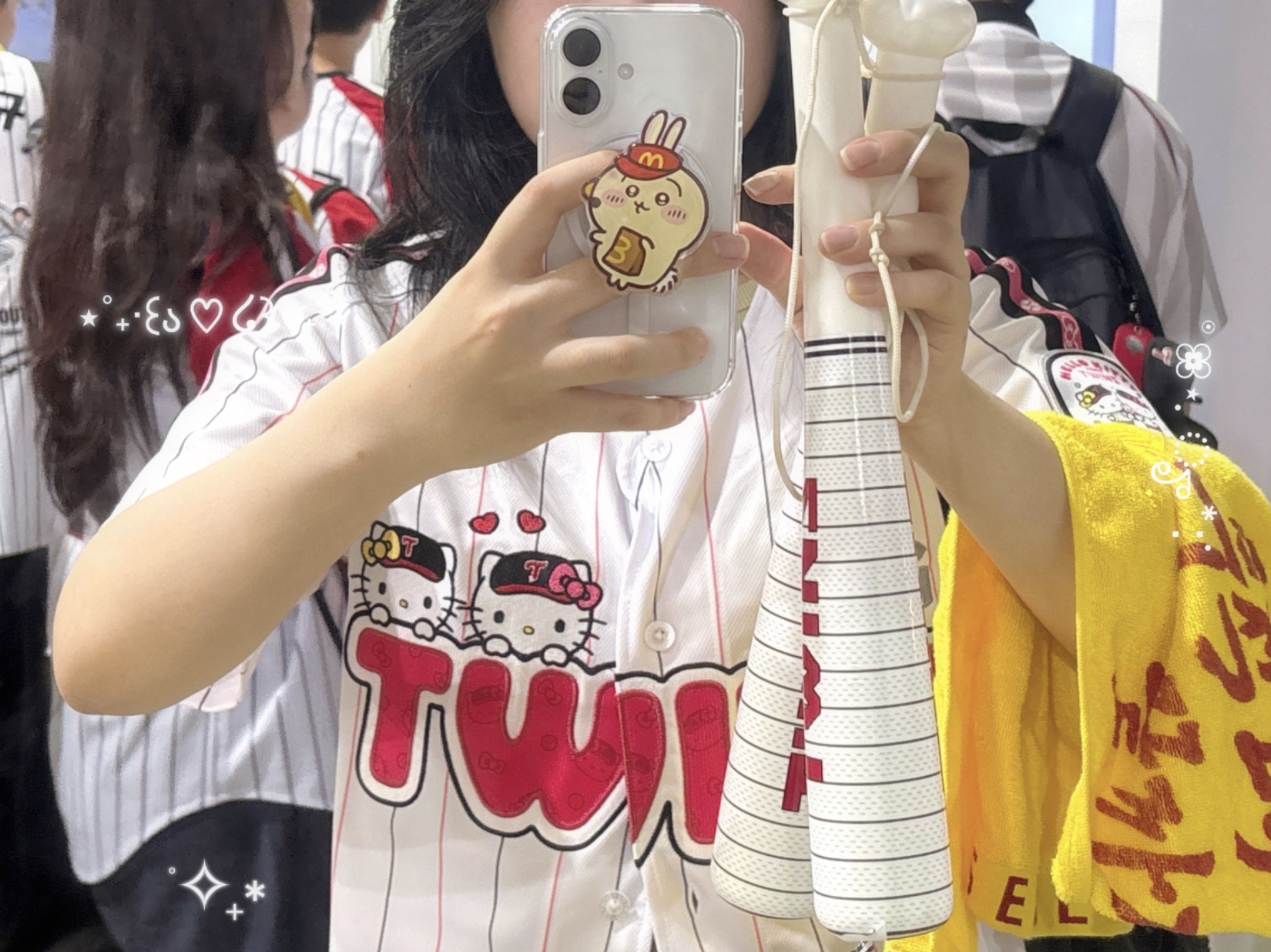 LG Twins x Hello Kitty Character Uniform White Pink (Non Marking Ver.) 착용 스타일