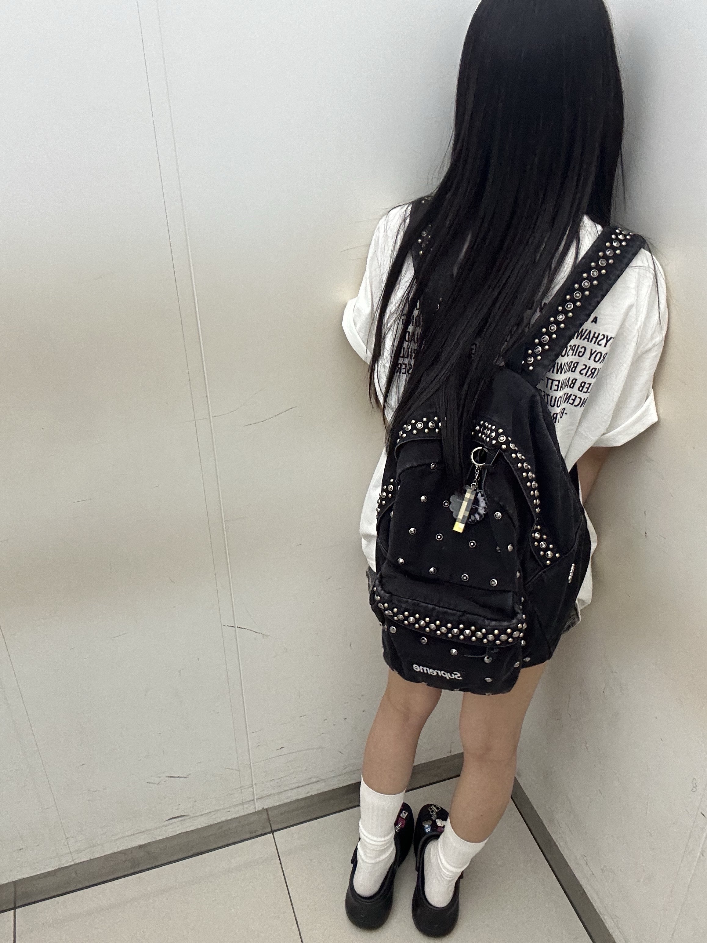Supreme x B.B. Simon Denim Backpack Black - 25SS, Supreme Play Dead T-Shirt White - 22FW 착용 스타일 - 3