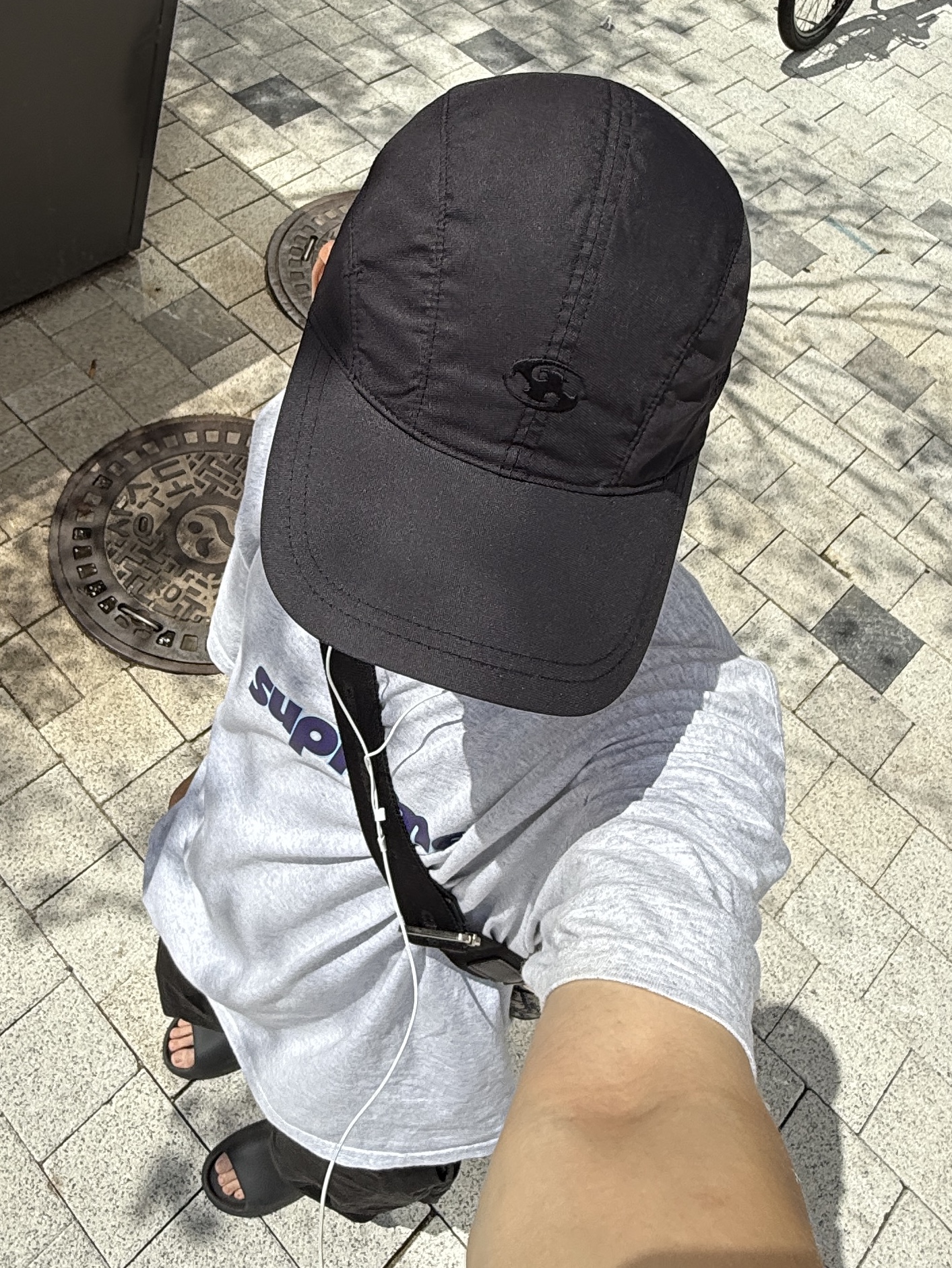 Adidas Yeezy Slide Onyx, Supreme Pinline T-Shirt Ash Grey - 24SS 착용 스타일 - 3