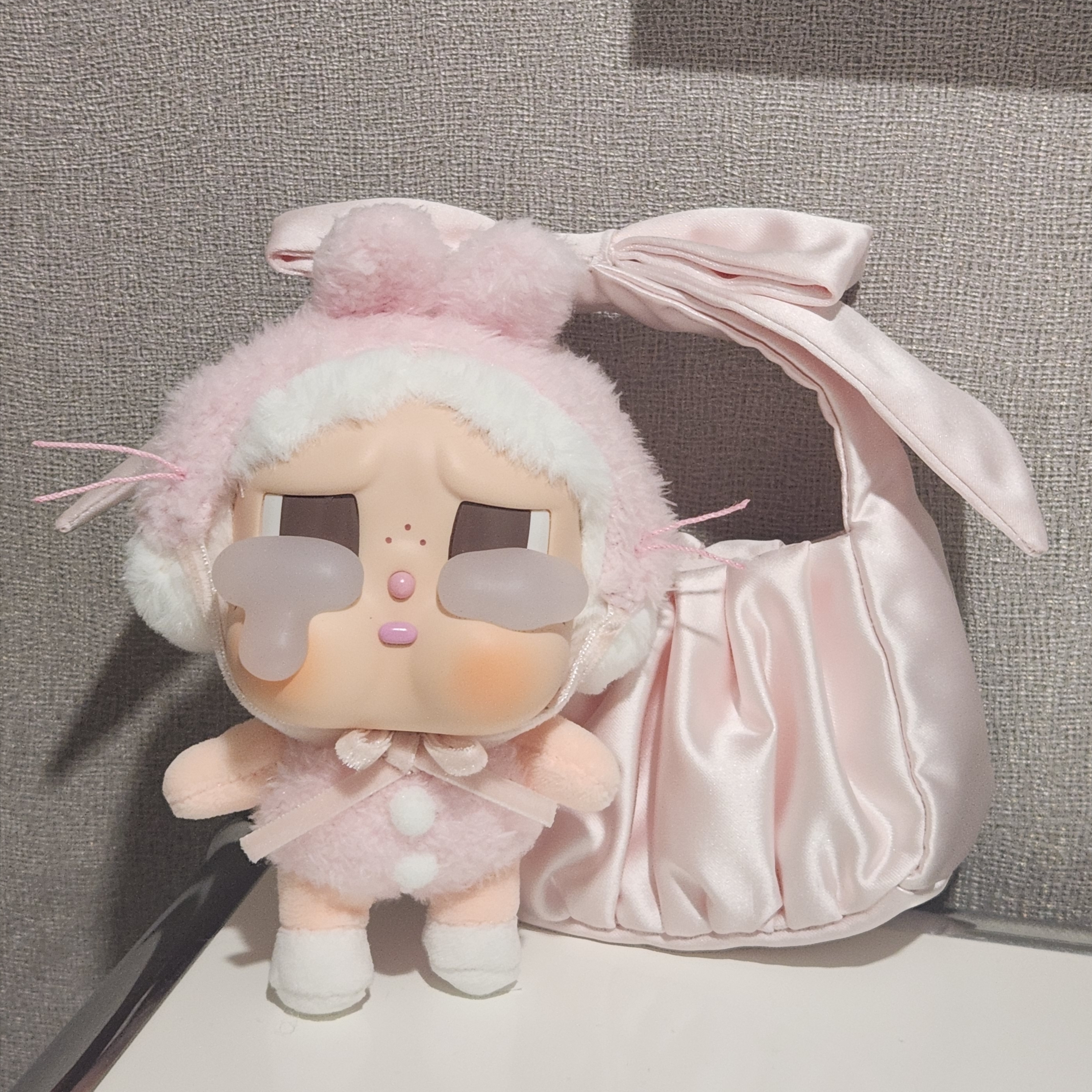 Pop Mart Crybaby Crying Again Series Plush Keyring I'll Give You All My Love (Opened Case) 착용 스타일