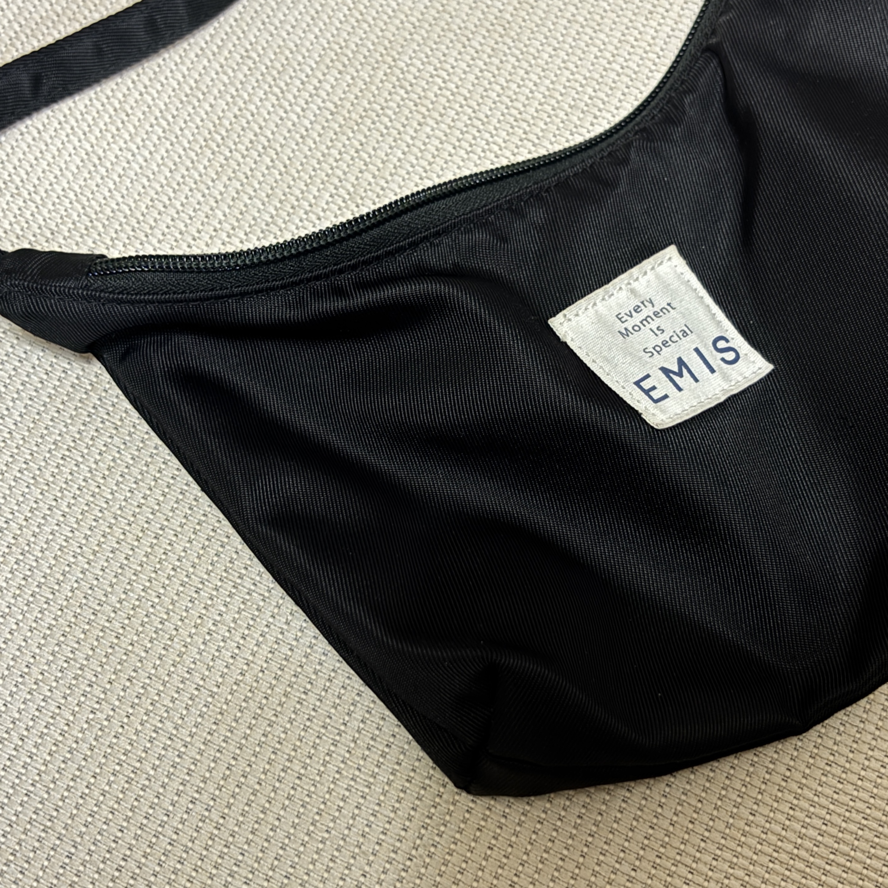 Emis Emis Hobo Bag Black 착용 스타일